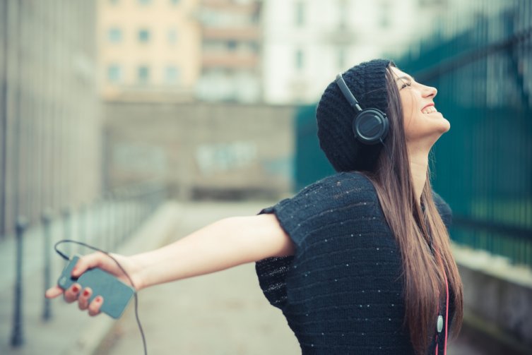 yangg952505's tweet photo. Caught myself smiling at a random song on the street today, warmth in every note. https://t.co/uot1SYmreO