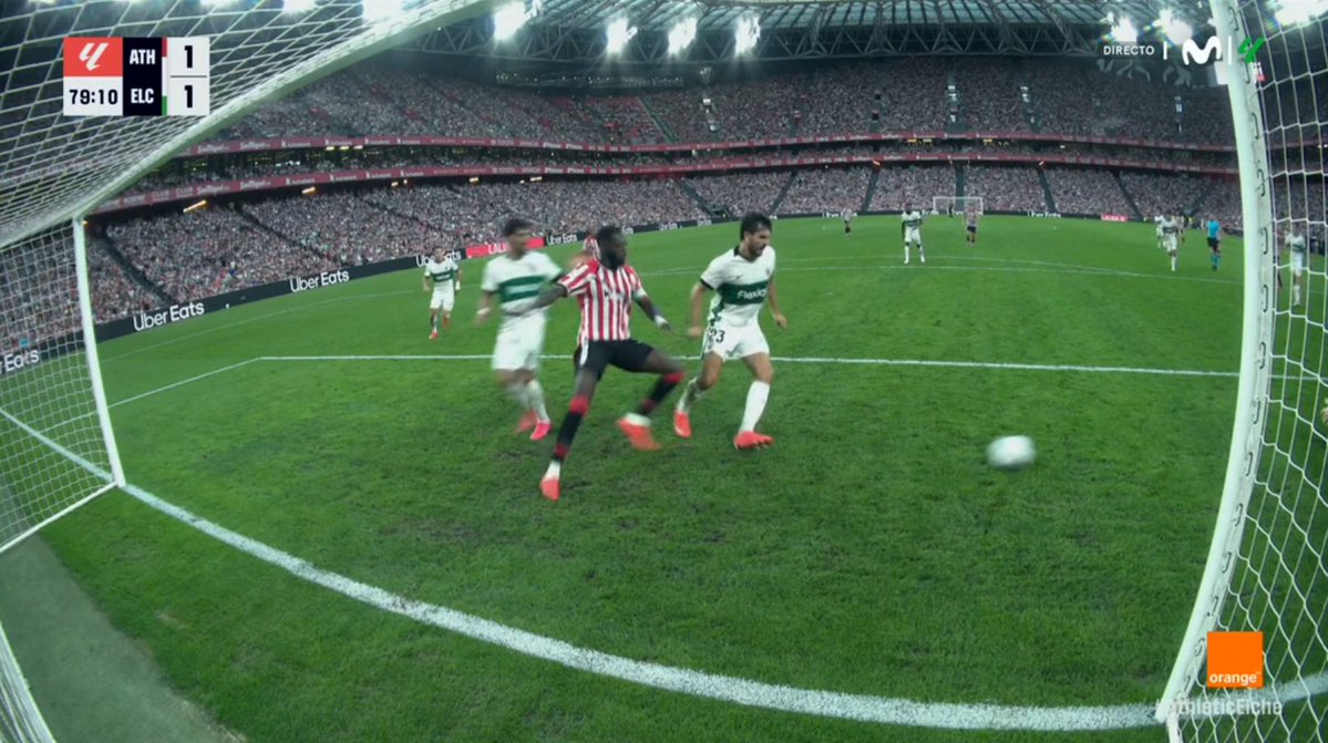 ArchivoVAR's tweet photo. 🖥️💥 El VAR dejó pasar una falta previa en gol de Berenguer.

👉🏻 Iñaki mete su pie por delante del despeje de Chust sin llegar al balón e impidiéndole ejecutar la acción.

❌ 𝗘𝗦 𝗙𝗔𝗟𝗧𝗔.

▪️ Además, el delantero raspa con los tacos en el tendón de Aquiles del defensa. https://t.co/FcexavWHBk