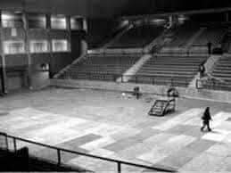 RadioUmbral's tweet photo. 12 de septiembre de 1973 
Son trasladados al Estadio Chile los primeros 600 detenidos de la Universidad Técnica del Estado ( UTE) entre los cuales se encuentra Víctor Jara.
Comienzan las torturas y las muertes sin juicio previo.
El cantor es asesinado
No olvidamos. 
No Perdonamos https://t.co/srUxXErQqy