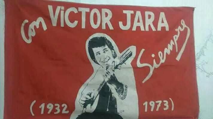 RadioUmbral's tweet photo. 12 de septiembre de 1973 
Son trasladados al Estadio Chile los primeros 600 detenidos de la Universidad Técnica del Estado ( UTE) entre los cuales se encuentra Víctor Jara.
Comienzan las torturas y las muertes sin juicio previo.
El cantor es asesinado
No olvidamos. 
No Perdonamos https://t.co/srUxXErQqy