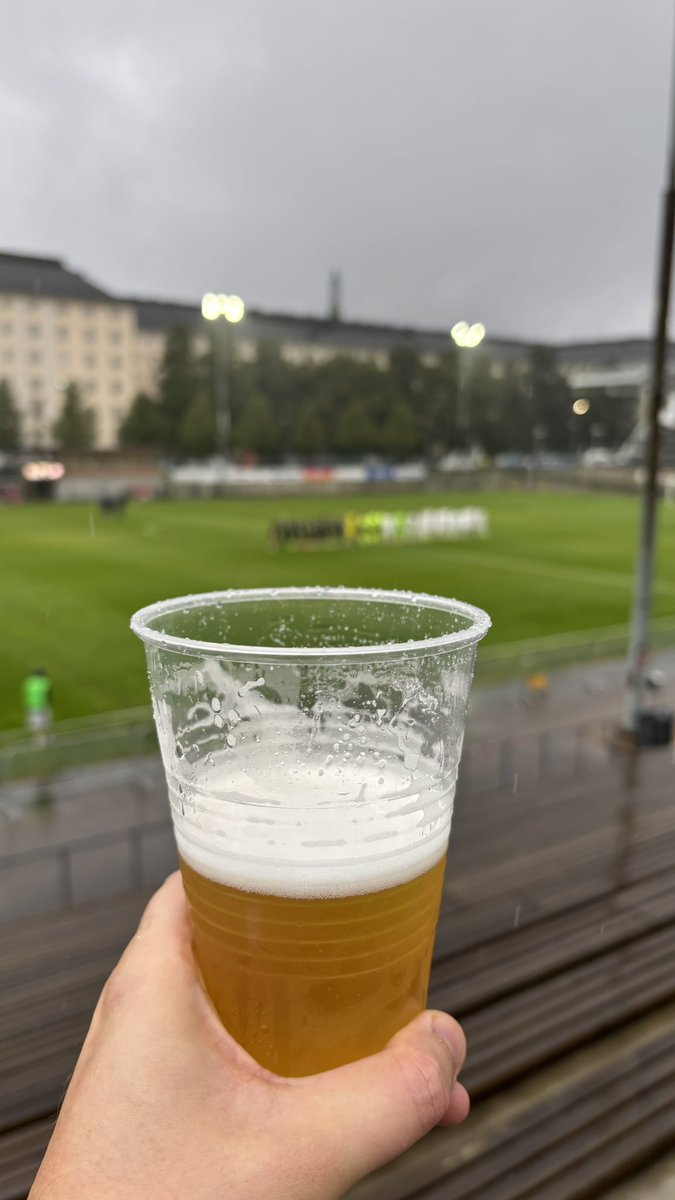 JanneUlmala's tweet photo. Kiffenillä on oheispalvelut erittäin hyvässä kunnossa. Löytyy Etkon bisset, mm. oma Kiffen lager. Grillissä on Wotkinsia ja lisäksi löytyy erilaisia itse tehtyjä leivoksia. #Kiffen #Matsisapuskat #Bollis #Kakkonen #ParastaPaikanPäällä https://t.co/KC7sLes5jS
