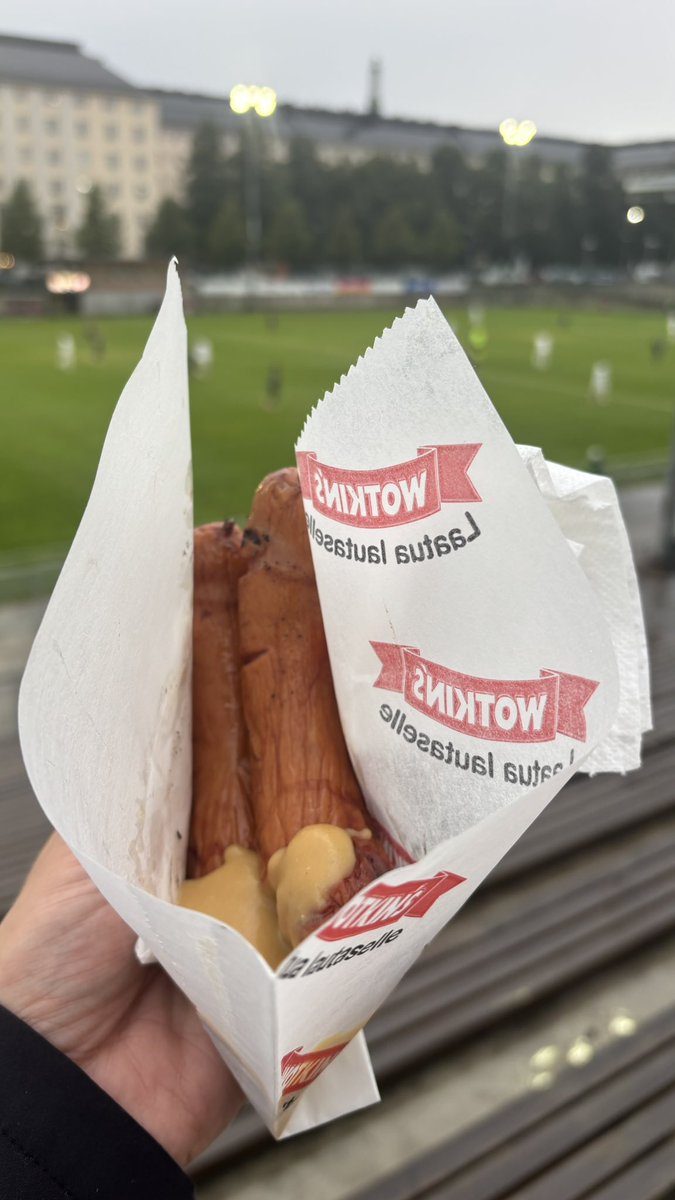 JanneUlmala's tweet photo. Kiffenillä on oheispalvelut erittäin hyvässä kunnossa. Löytyy Etkon bisset, mm. oma Kiffen lager. Grillissä on Wotkinsia ja lisäksi löytyy erilaisia itse tehtyjä leivoksia. #Kiffen #Matsisapuskat #Bollis #Kakkonen #ParastaPaikanPäällä https://t.co/KC7sLes5jS