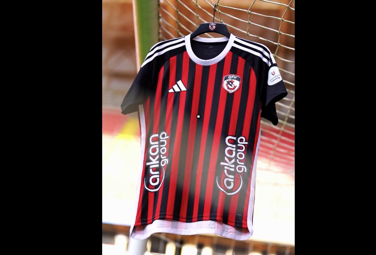 AliBudakx's tweet photo. Gaziantep FK'da forma göğüs sponsoru bulunamadı. Büyükşehir Belediye Başkanı Fatma Şahin el attı ve " SPOR ŞEHRİ GAZİANTEP" yazılmasına karar verildi. 
İyiki Fatma Şahin var... https://t.co/2wgNvsih3c