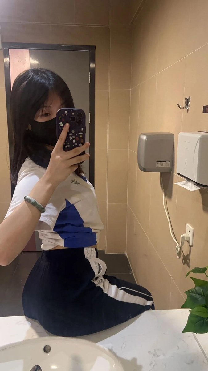 tracy10gn3's tweet photo. 新鲜出炉！！

刚拍形体课照，有人评锐吗？  

是粉哒！！看完不许瞎说🫣 https://t.co/Gqy8nhoqNY
