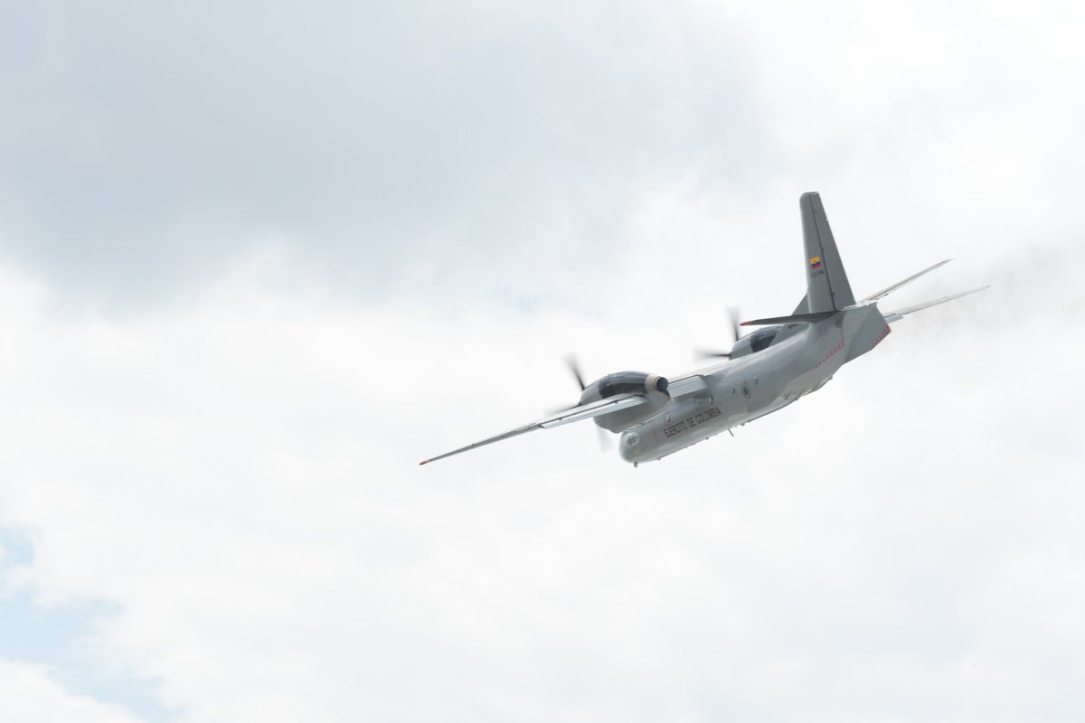 Ejercito_Davaa's tweet photo. Antonov 32: Potencia que proyecta la misión

En la flota de ala fija de la Aviación del @COL_EJERCITO, el Antonov 32 se destaca por su capacidad para transportar tropas, equipos y recursos hacia diferentes regiones del territorio nacional, fortaleciendo la movilidad y el sostenimiento de las operaciones militares.

Detrás de cada vuelo están sus tripulaciones y especialistas, hombres y mujeres que, con profesionalismo, experiencia y vocación de servicio, hacen posible conectar las capacidades del Ejército con los soldados desplegados en tierra.

¡Batallón de Aviación N.° 1!

#PatriaHonorLealtad