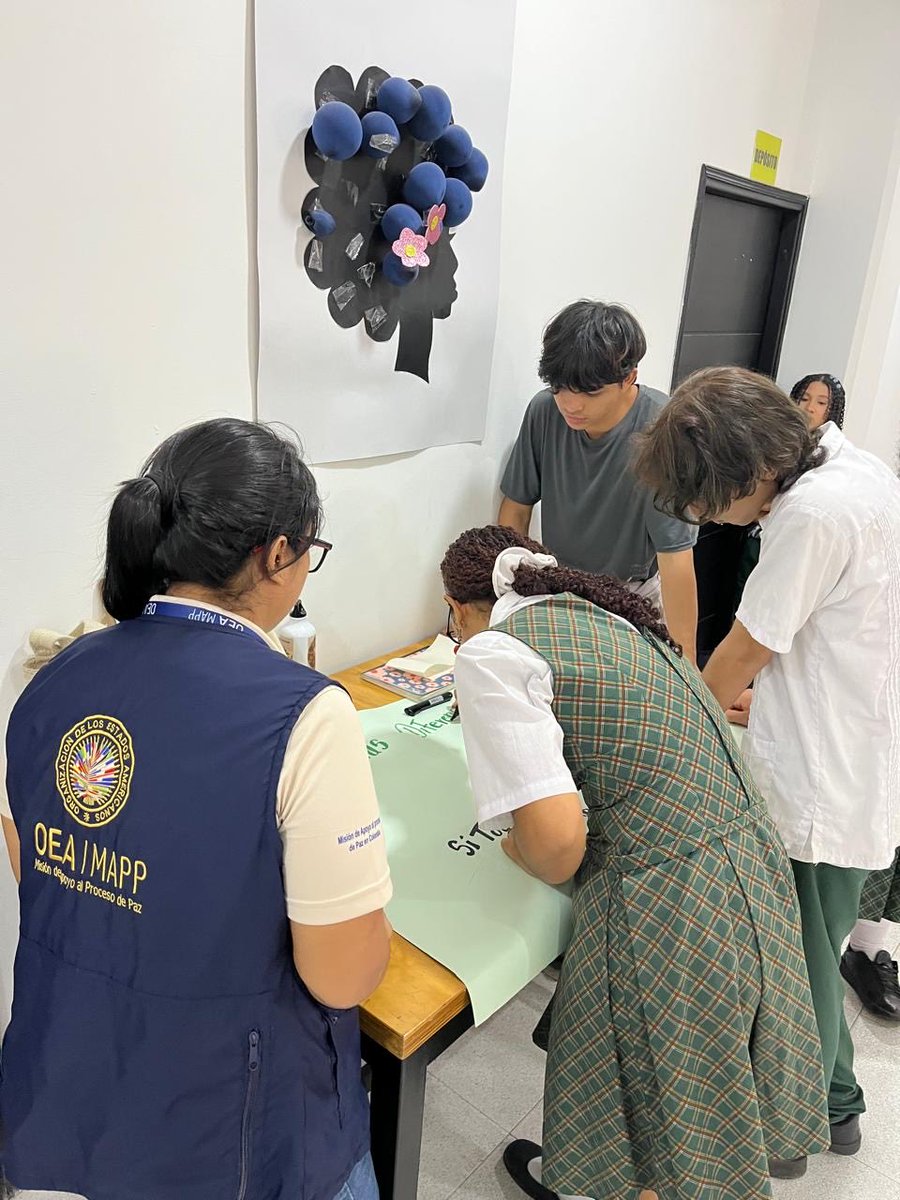 MAPPOEA's tweet photo. 🎨 En #Barrancabermeja, el arte se convirtió en un espacio para encontrarnos y hablar de reconciliación.

Acompañamos la creación del Mural de la Reconciliación y el lienzo “Abraza la paz”, construidos de manera colectiva por estudiantes, organizaciones sociales e institucionalidad.

Un encuentro para conversar sobre el valor de las diferencias, escuchar otras perspectivas y reconocer en el diálogo una oportunidad para fortalecer la convivencia.