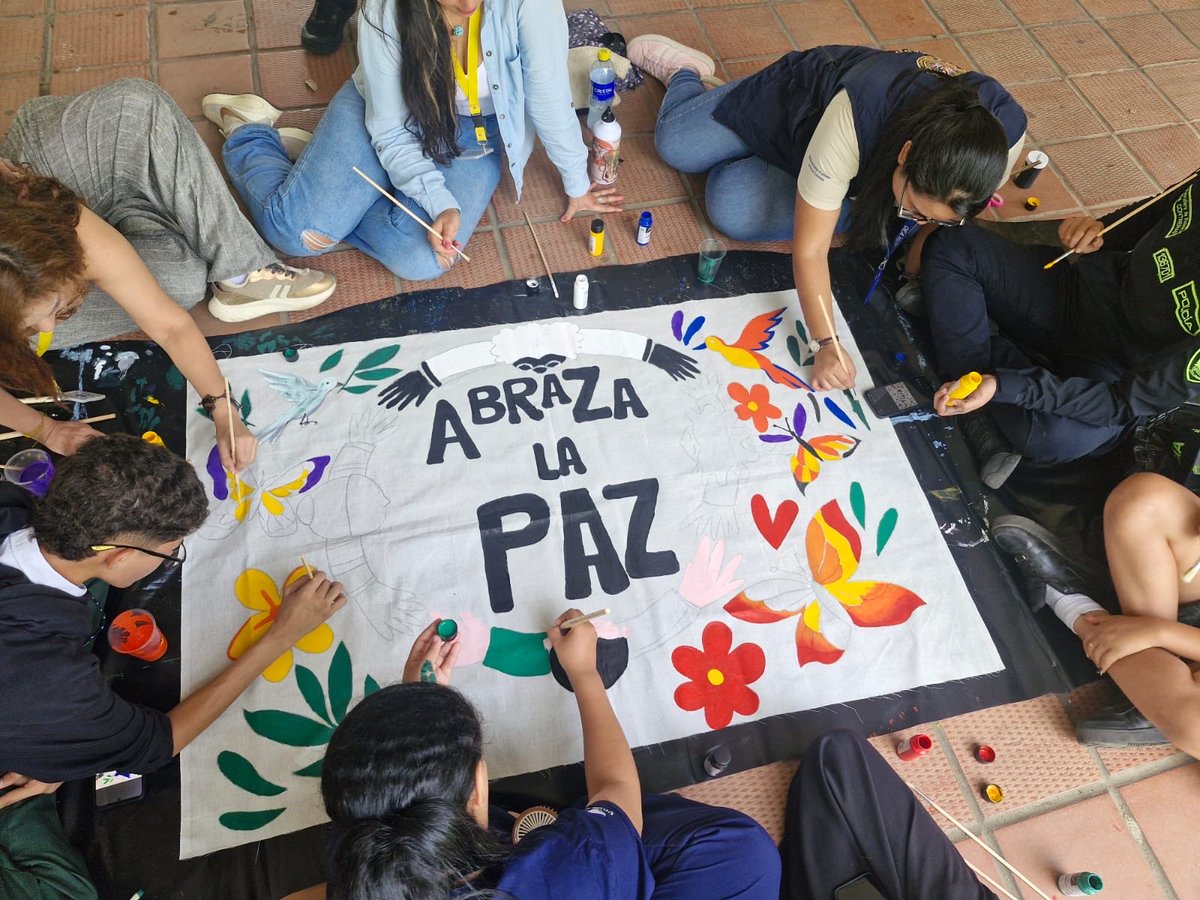 MAPPOEA's tweet photo. 🎨 En #Barrancabermeja, el arte se convirtió en un espacio para encontrarnos y hablar de reconciliación.

Acompañamos la creación del Mural de la Reconciliación y el lienzo “Abraza la paz”, construidos de manera colectiva por estudiantes, organizaciones sociales e institucionalidad.

Un encuentro para conversar sobre el valor de las diferencias, escuchar otras perspectivas y reconocer en el diálogo una oportunidad para fortalecer la convivencia.
