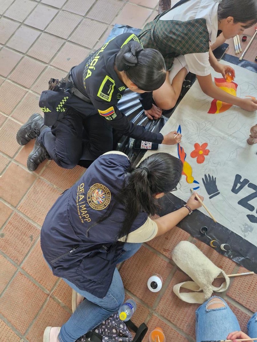MAPPOEA's tweet photo. 🎨 En #Barrancabermeja, el arte se convirtió en un espacio para encontrarnos y hablar de reconciliación.

Acompañamos la creación del Mural de la Reconciliación y el lienzo “Abraza la paz”, construidos de manera colectiva por estudiantes, organizaciones sociales e institucionalidad.

Un encuentro para conversar sobre el valor de las diferencias, escuchar otras perspectivas y reconocer en el diálogo una oportunidad para fortalecer la convivencia.