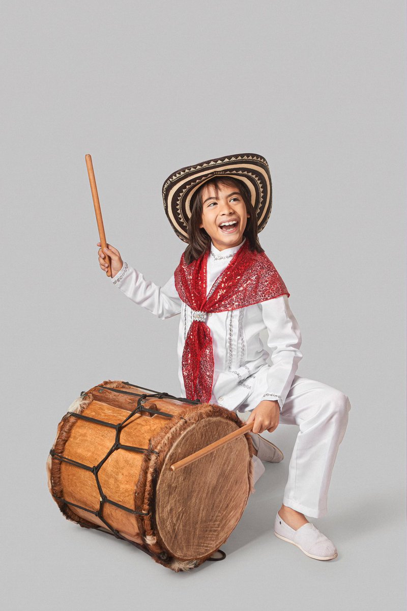 AlejandroChar's tweet photo. ¡Se prendió el Carnaval 2027! Ya está completa la monarquía de la Fiesta más importante de Colombia. 👏🏼

Que lo sepa todo el mundo: tenemos como Rey Momo a Abraham Cáceres, un carnavalero de raíces palenqueras que ha dedicado su vida a mantener vivas nuestras tradiciones. ¡Qué alegría haber llegado hasta donde él para compartirle personalmente esta tremenda noticia! 

Y a su lado estarán Isabella Daes y Pedro Fandiño, nuestros Reyes del Carnaval de los Niños. Ellos, junto a nuestra Reina Salwa Maloof, van a poner a gozar a toda Barranquilla.

¡Ahora sí, que empiece la fiesta! Se viene un Carnaval #AOtroNivel.