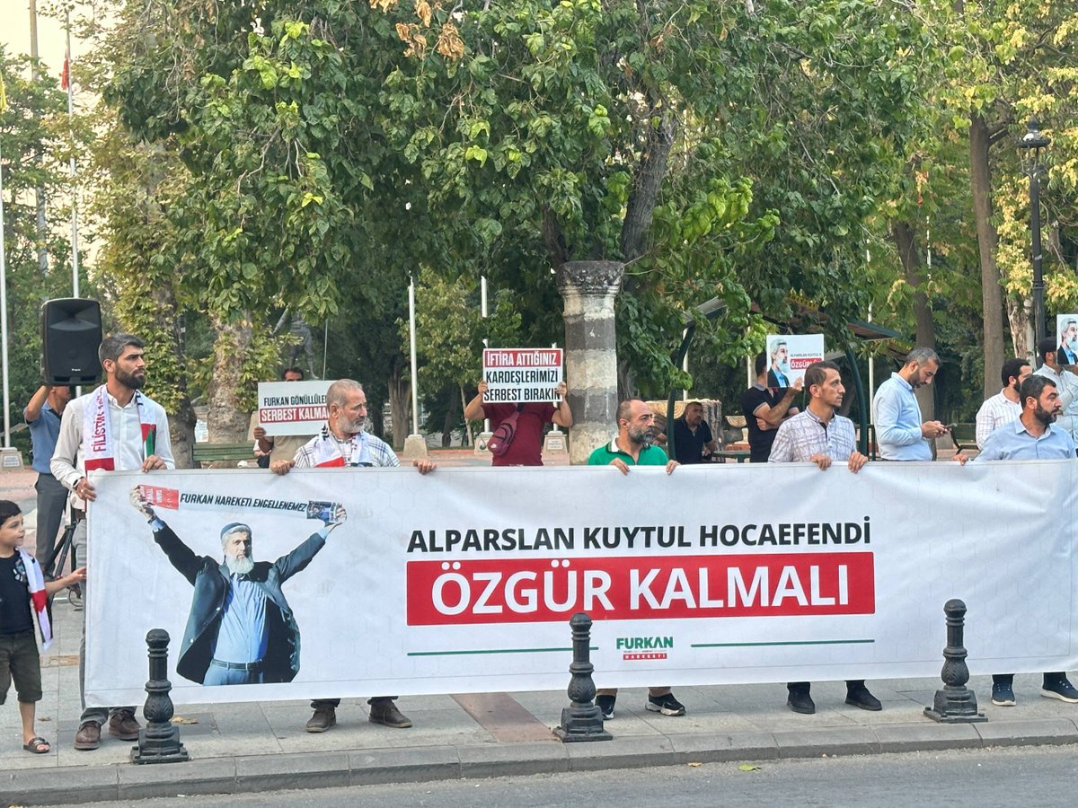 FurkanDerGzntp's tweet photo. Alparslan Kuytul Hocaefendi'nin Gaziantepli talebeleri ve sevenleri olarak haksız tutukluluklara karşı adalet bekleyişi gerçekleştirdik.

Ozgürlük IçinMeydandayız
FurkanGönüllülerine Ozgürlük https://t.co/aGBVbAhlFR