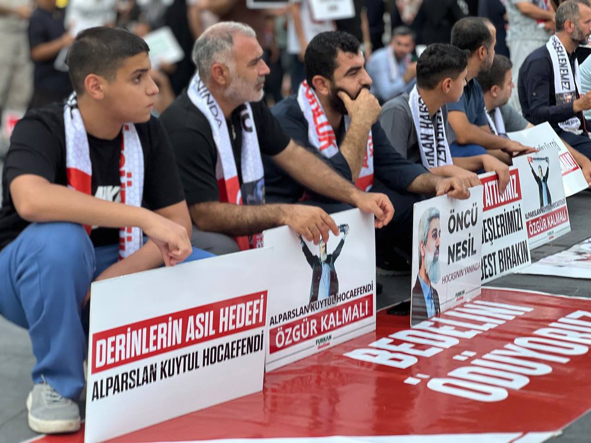 FurkanDerGzntp's tweet photo. Alparslan Kuytul Hocaefendi'nin Gaziantepli talebeleri ve sevenleri olarak haksız tutukluluklara karşı adalet bekleyişi gerçekleştirdik.

Ozgürlük IçinMeydandayız
FurkanGönüllülerine Ozgürlük https://t.co/aGBVbAhlFR