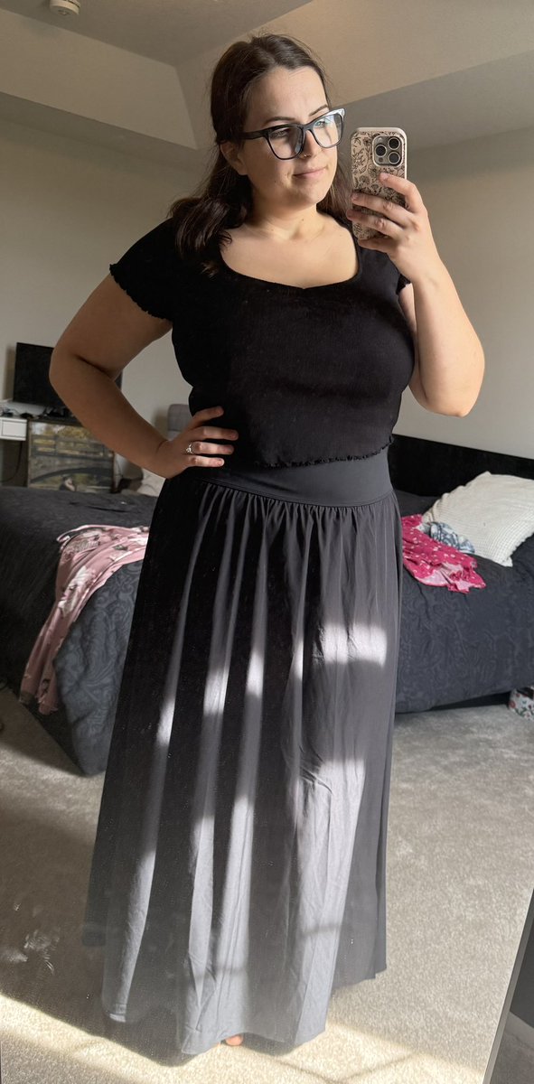 MapleMomEh's tweet photo. I don’t know what to wear to this baby shower, help https://t.co/GOUpP4pYDQ