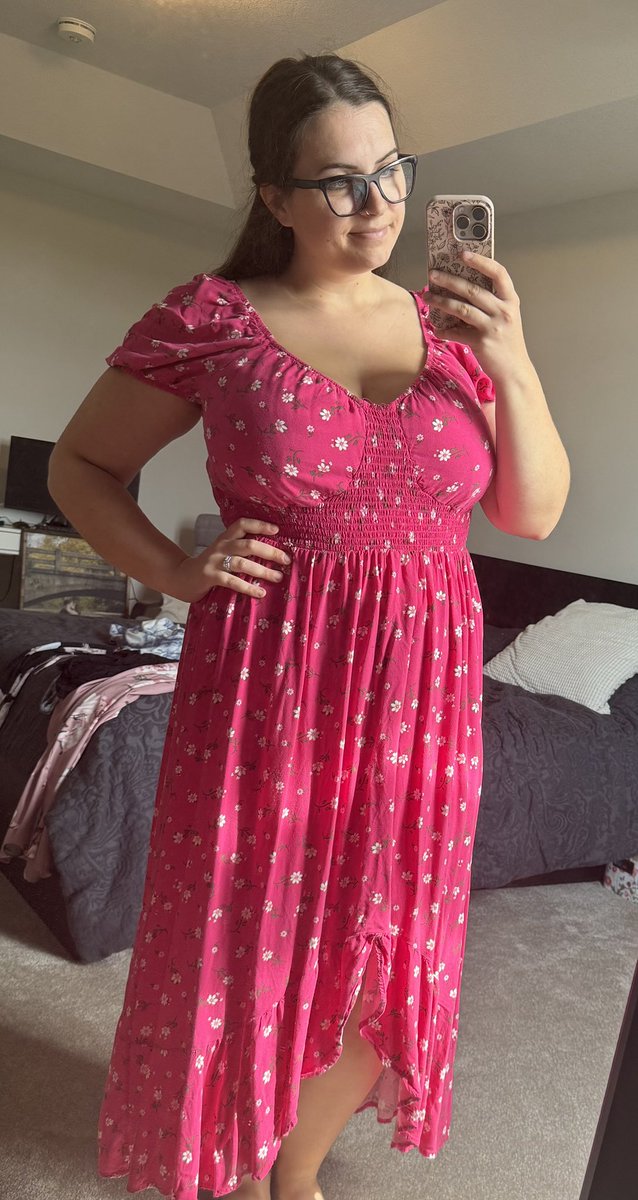 MapleMomEh's tweet photo. I don’t know what to wear to this baby shower, help https://t.co/GOUpP4pYDQ