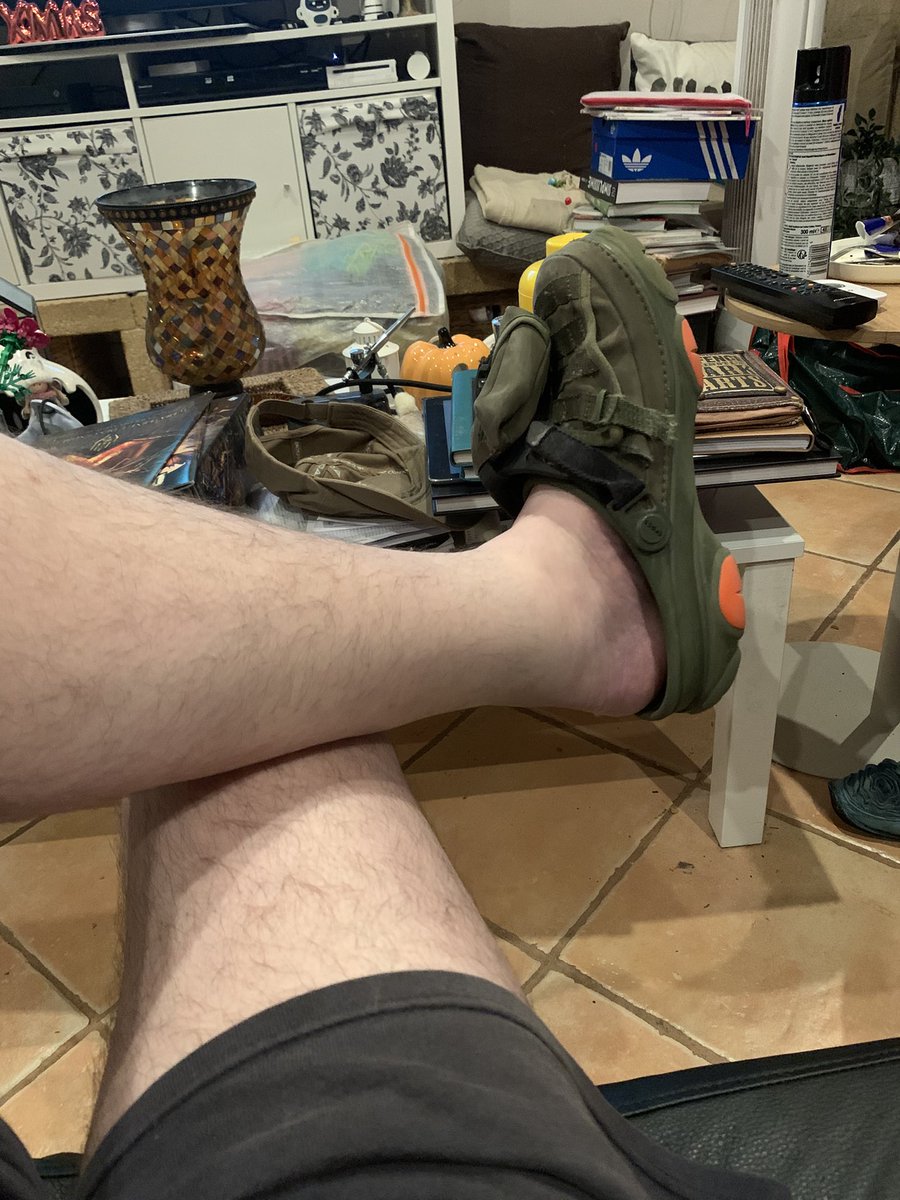 Gurvant's tweet photo. @Normanknight27 M’en fous… J’ai mes Crocs militaires ! https://t.co/467kqhivEr