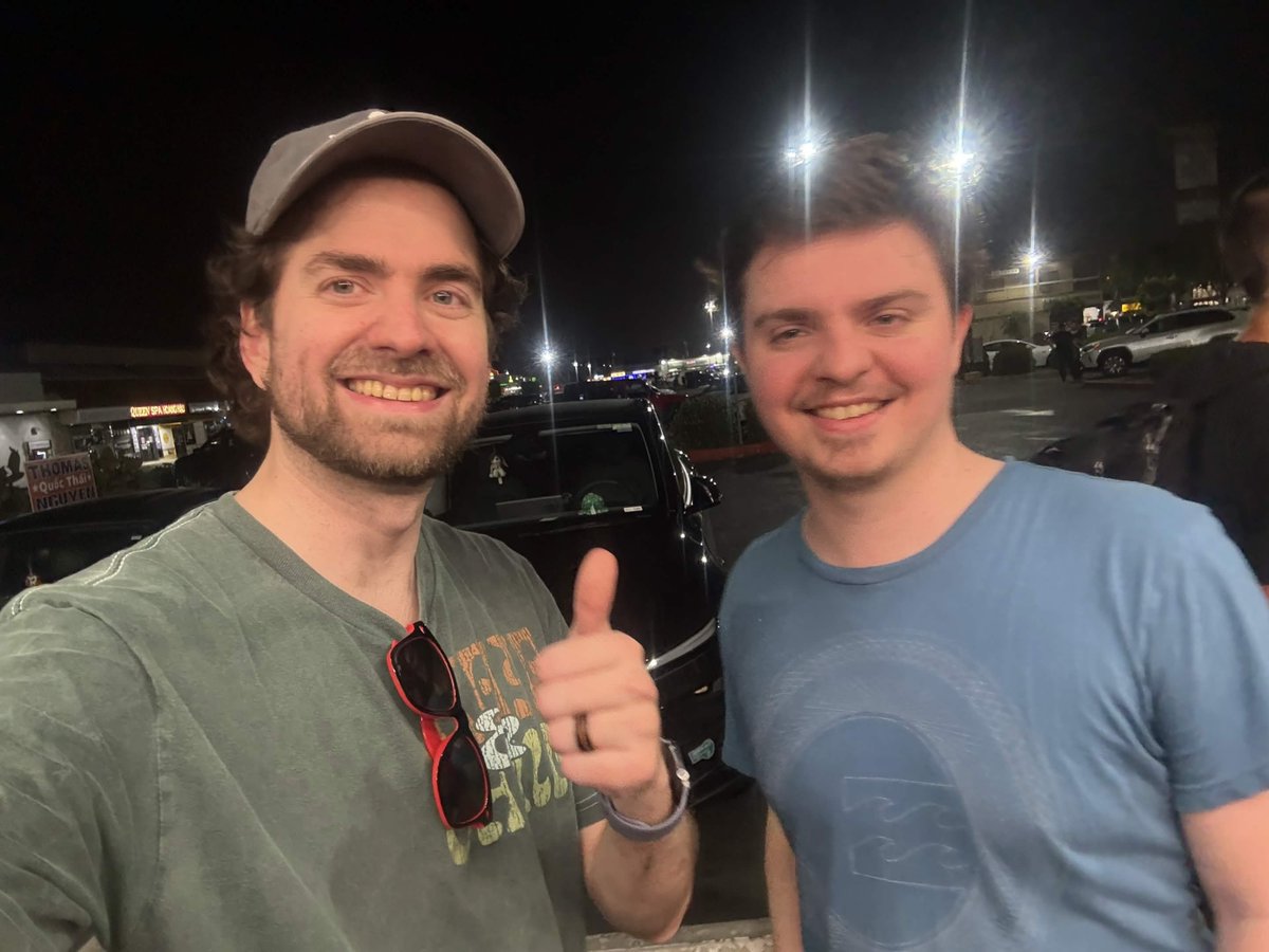 Distortion_2's tweet photo. Got to meet up with @Lobosjrgaming  last night! Been a good time at Blizzcon so far! https://t.co/miH2pYOnVB