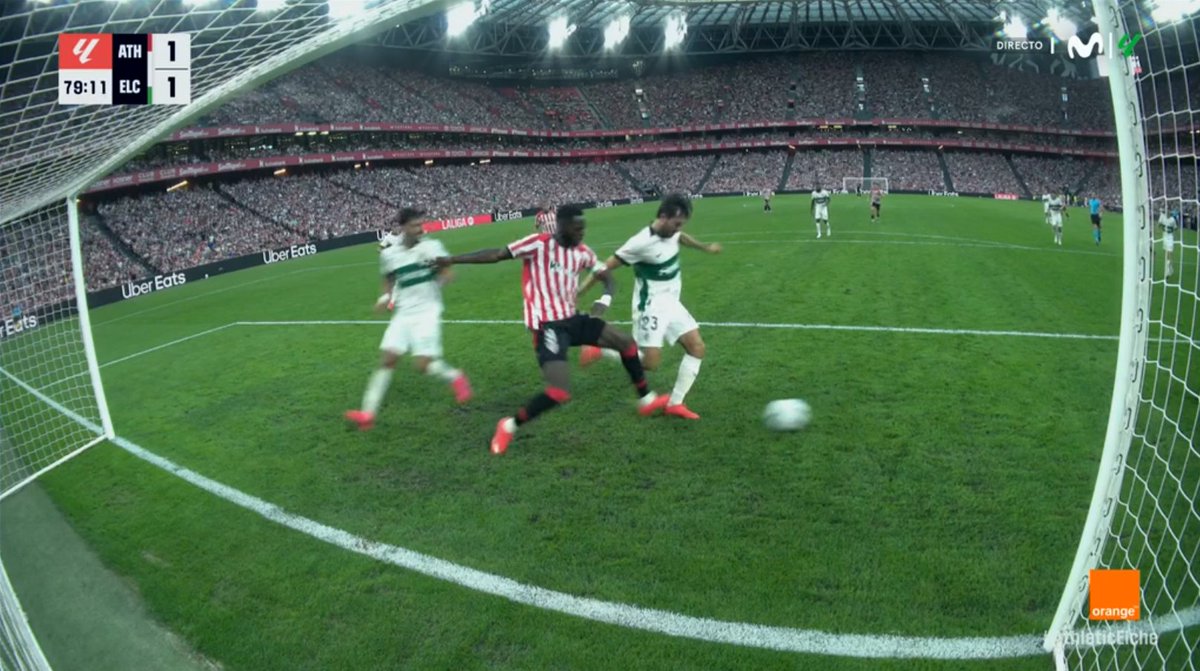 ArchivoVAR's tweet photo. 🖥️💥 El VAR dejó pasar una falta previa en gol de Berenguer.

👉🏻 Iñaki mete su pie por delante del despeje de Chust sin llegar al balón e impidiéndole ejecutar la acción.

❌ 𝗘𝗦 𝗙𝗔𝗟𝗧𝗔.

▪️ Además, el delantero raspa con los tacos en el tendón de Aquiles del defensa. https://t.co/FcexavWHBk