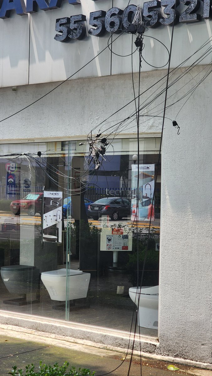 peopleofdrones's tweet photo. @BJAlcaldia @CFEmx @CFE_Contigo  cableado sobre Avenida Cuauhtémoc entre San Lorenzo y Miguel Laurence estorba la vía pública. Ya lleva más de dos meses en esa situación. Se ha reportado en la alcaldía y nadie hace nada. @AccionesBJ https://t.co/z7KZuseilp