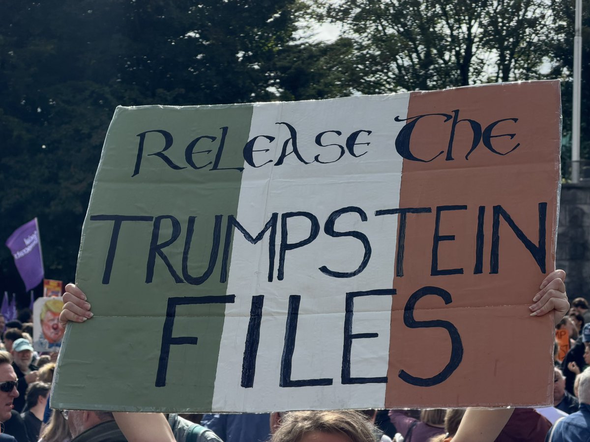 lukecon13's tweet photo. Covering for @TheNewWorldmag today as thousands have come out in Dublin, to protest the arrival of US President, Donald Trump. 

The President is here to meet Taoiseach Micheál Martin and President Catherine Connolly before attending the Irish Open in Doonbeg, Co. Clare. https://t.co/9ggX90PDV0
