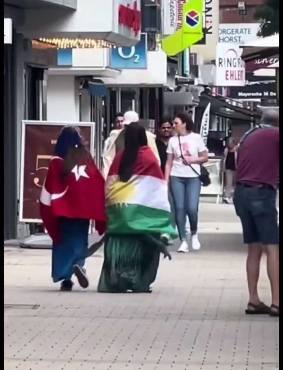 adilbosys's tweet photo. Mesela Barzani bayrağı yerine DEM Parti bayrağı olsa, burada bir sürü hain çıkar. Öcalan yüzünden oğlum Öcalan cezaevinde lan.

Neyse, Barzani korkaklığın taki ez keça berzanigım ewa jina nicirvan https://t.co/1F9ZSM2y6P