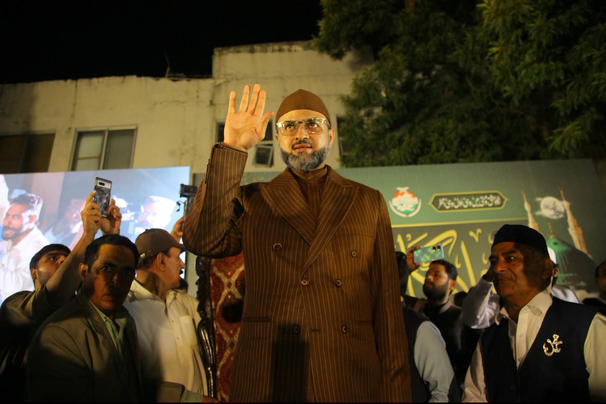 DrHassanQadri's tweet photo. راولپنڈی: چیئرمین سپریم کونسل منہاج القرآن انٹرنیشنل پروفیسر ڈاکٹر حسن محی الدین قادری میلاد کانفرنس لیاقت باغ راولپنڈی آمد کے موقع پر استقبالیہ نعروں کا جواب دے رہے ہیں اور شریک معزز مہمانانِ گرامی سے ملاقات کررہے ہیں، میلاد کانفرنس میں شریک عاشقانِ مصطفیٰﷺ (مرد و خواتین) نے کھڑے ہوکر ان کا استقبال کیا۔

#MawlidConference #MiladWithMinhaj #LiaquatBagh #Rawalpindi #Mawlid2026