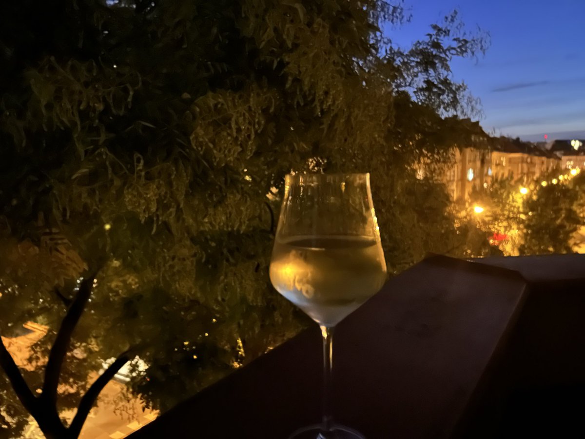 Libka4's tweet photo. Hezký večer 🍷💫 https://t.co/wKBogxaScT
