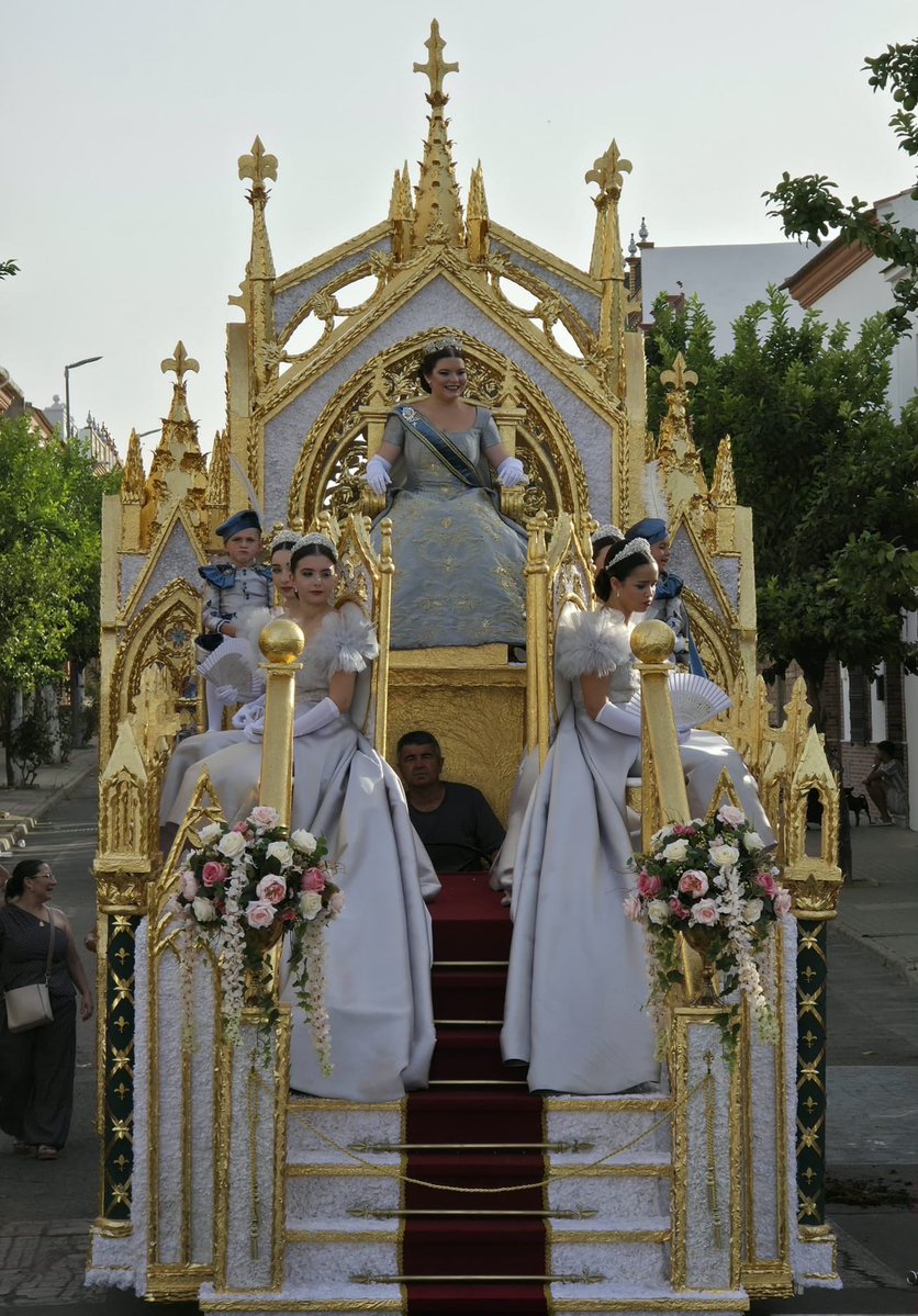 cruzlavictoria's tweet photo. Recordamos hoy sábado las magníficas carrozas que pasearon la tarde del Romero de nuestra Santa Cruz de la Victoria por las calles de Paterna.

Agradecer al grupo de carroceros un año más su inmenso trabajo, siguiendo con la tradición para regalarnos estas obras de arte. https://t.co/IYiJPqI0No
