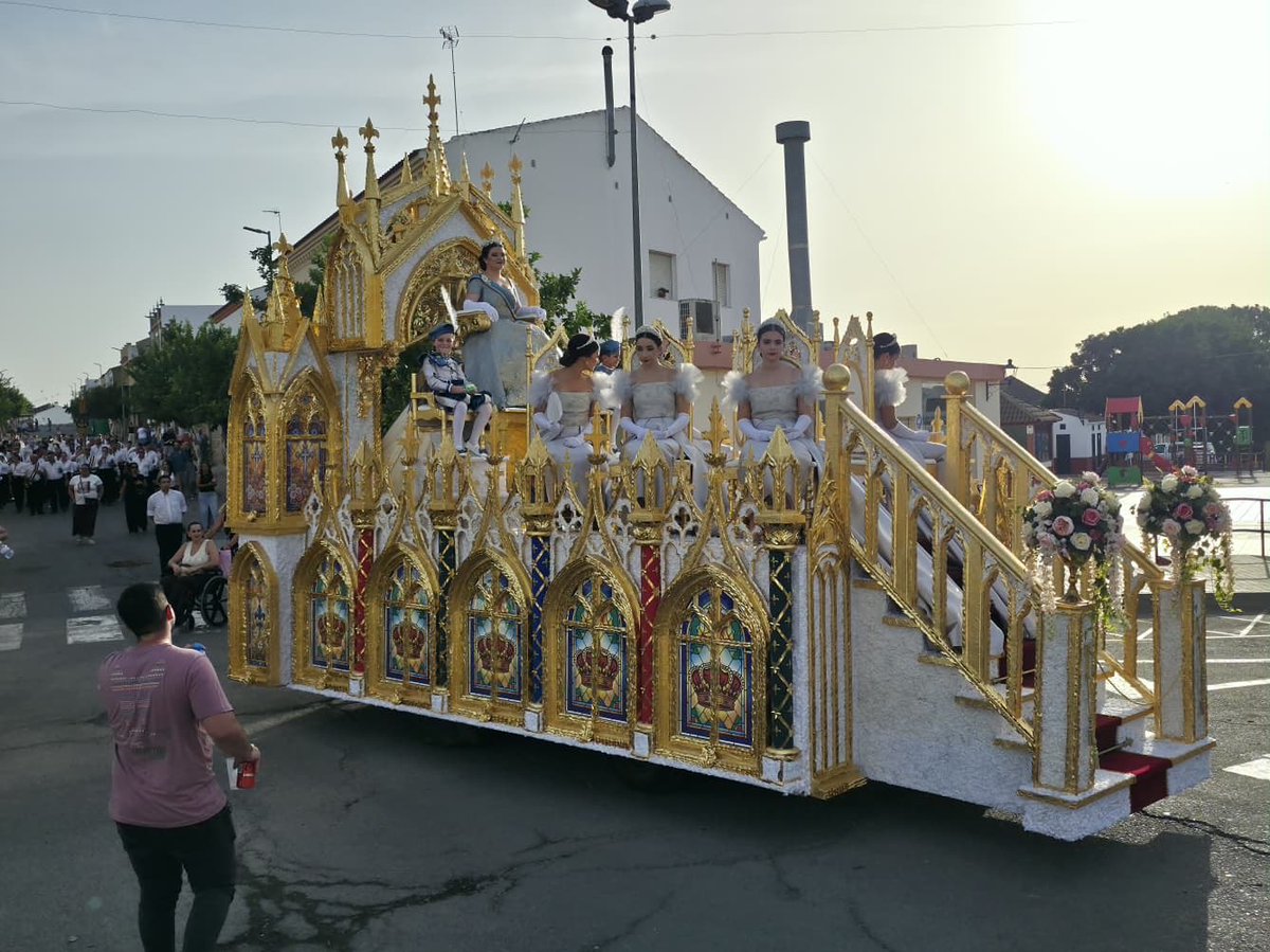 cruzlavictoria's tweet photo. Recordamos hoy sábado las magníficas carrozas que pasearon la tarde del Romero de nuestra Santa Cruz de la Victoria por las calles de Paterna.

Agradecer al grupo de carroceros un año más su inmenso trabajo, siguiendo con la tradición para regalarnos estas obras de arte. https://t.co/IYiJPqI0No