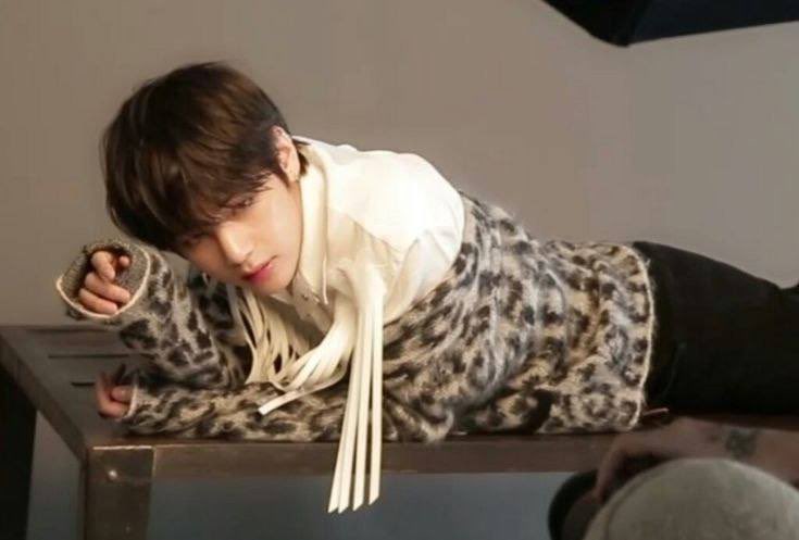 kyuviline's tweet photo. #taekookau where th [ lieon ] a lowlife person tried to kiss the upper class's favorite jk [ czech ] https://t.co/fmZeW4kAGm