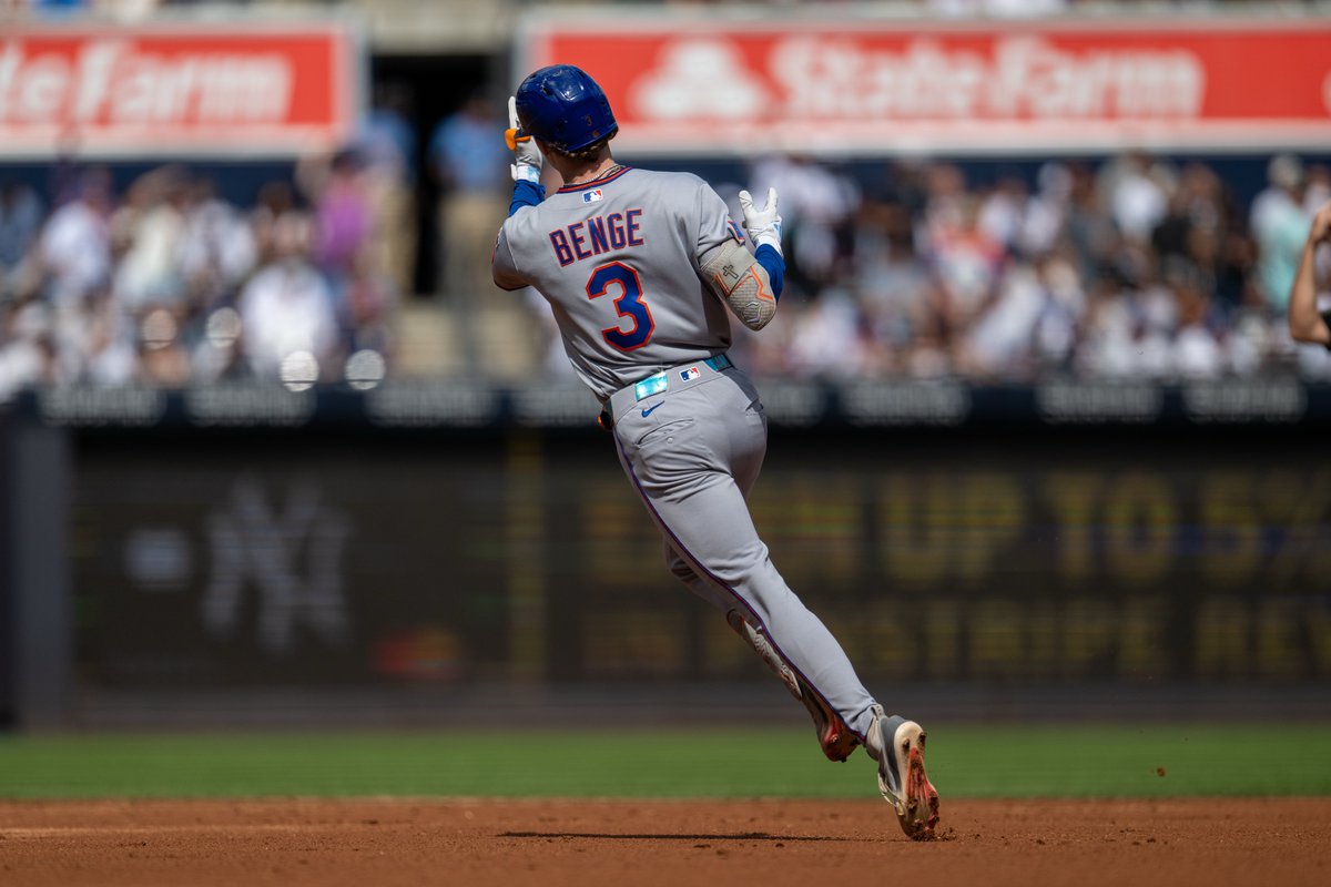 Mets's tweet photo. 3 innings, 3 homers 🤘 https://t.co/OgVlxFMEzI
