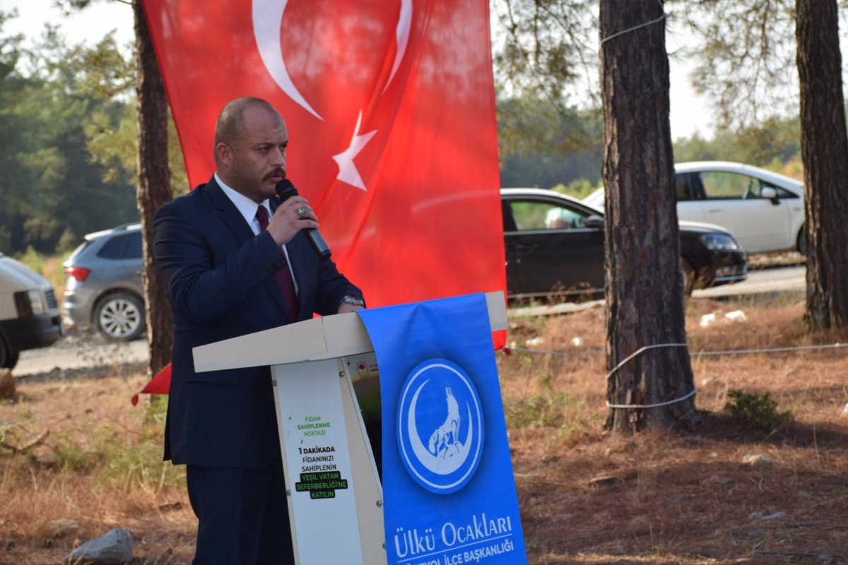 hatayocak31's tweet photo. 📍Dörtyol Ülkücü Şehitler Hatıra Ormanı 

12 Eylül;
Zindanların ülkücü iradeyi kıramadığı, çilelerin davamıza olan inancımızı sarsamadığı gün. O günlerde darağacına, zindanlara ve türlü zulümlere rağmen “Önce ülkem ve milletim” diyen ülkücü gençler, Türk milletinin istikbali uğruna mücadeleden geri durmadı.

Bizler, geçmişte yaşanan acıları unutmayacak; şehitlerimizi, çile çeken ülküdaşlarımızı ve davaya sadakatle yürüyen büyüklerimizi daima minnetle hatırlayacağız.

Başbuğ Alparslan Türkeş’in izinde, Liderimiz Devlet Bahçeli’nin istikametinde; Ülkücü Hareket dimdik ayaktadır!

12 Eylül’de darağaçlarına yürüyen ülkücü şehitlerimizi rahmet, minnet ve dualarla anıyoruz.

Davamız var oldukça biz varız!
Ülkümüz var oldukça mücadelemiz sürecek!
Ne mutlu Türk’üm diyene! 🇹🇷

@ayyildirim1 
@Ulku_Ocaklari