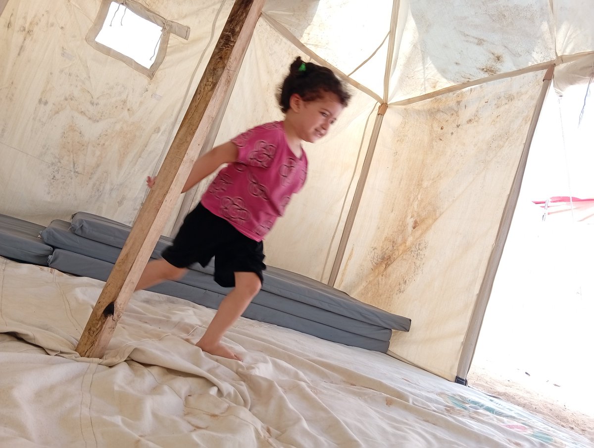 Lailayvih's tweet photo. This is our life in the tents: hunger, fear, heat, and thirst… and children paying the price for a war they didn't choose. 💔

We're not living… we're just trying to survive. 🥀

#Gaza #Palestine #GazaChildren https://t.co/FoYiG7Nr4y https://t.co/TJlNbMjQBX