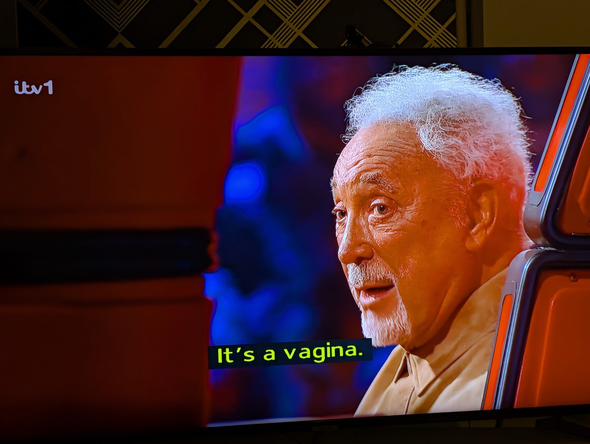 djleekee's tweet photo. I'm not entirely sure what I've just witnessed! 

#thevoice #thevoiceuk #tomjones https://t.co/kkIKoDEFy6