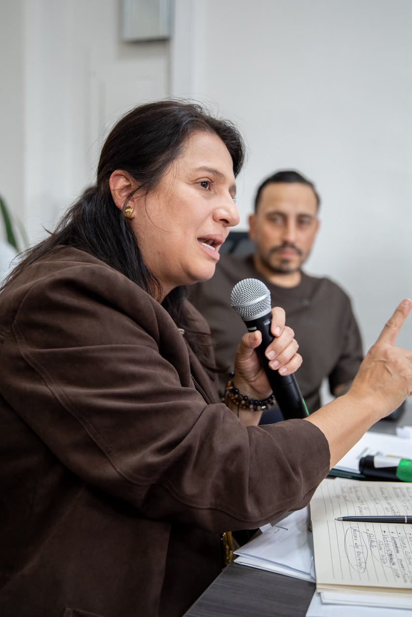 PatinoJuanD's tweet photo. Agradezco a la Ministra de Cultura, @PaolaHolguin , por venir a Risaralda y conocer de primera mano las afectaciones que dejó el terremoto en nuestras infraestructuras patrimoniales y en general el sector cultura del departamento. 🇨🇴🎭

Como gobernador, hoy hago una petición especial: no dejemos solo al sector cultural.

Puede que a un artista no se le haya afectado su casa, pero sí su espacio cultural, su taller, su escenario o el lugar donde construía su proyecto de vida.

Hay gestores culturales que hoy claman por la ayuda del @mincultura . Aquí estamos con toda la voluntad para trabajar de la mano con el Gobierno Nacional. 

La cultura necesita reactivarse y levantarse.

#RisaraldaSeLevanta