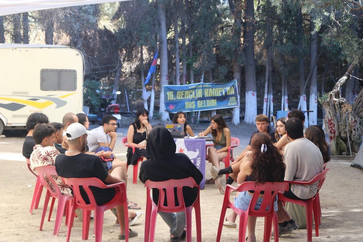 cadi_kmps's tweet photo. Kampüs Cadıları olarak “Bir Çıkış Var” şiarıyla gerçekleşen Özgürlükçü Gençlik (@gnclkozgurlukcu) 16. Gençlik Kampı’ndaydık. Kampta yaptığımız erkeklik atölyesinde erkekliğin inşasını, erkeklik biçimlerini inceledik. 

Yaşasın sosyalist feminist mücadelemiz! https://t.co/pqGqlyT6Mi