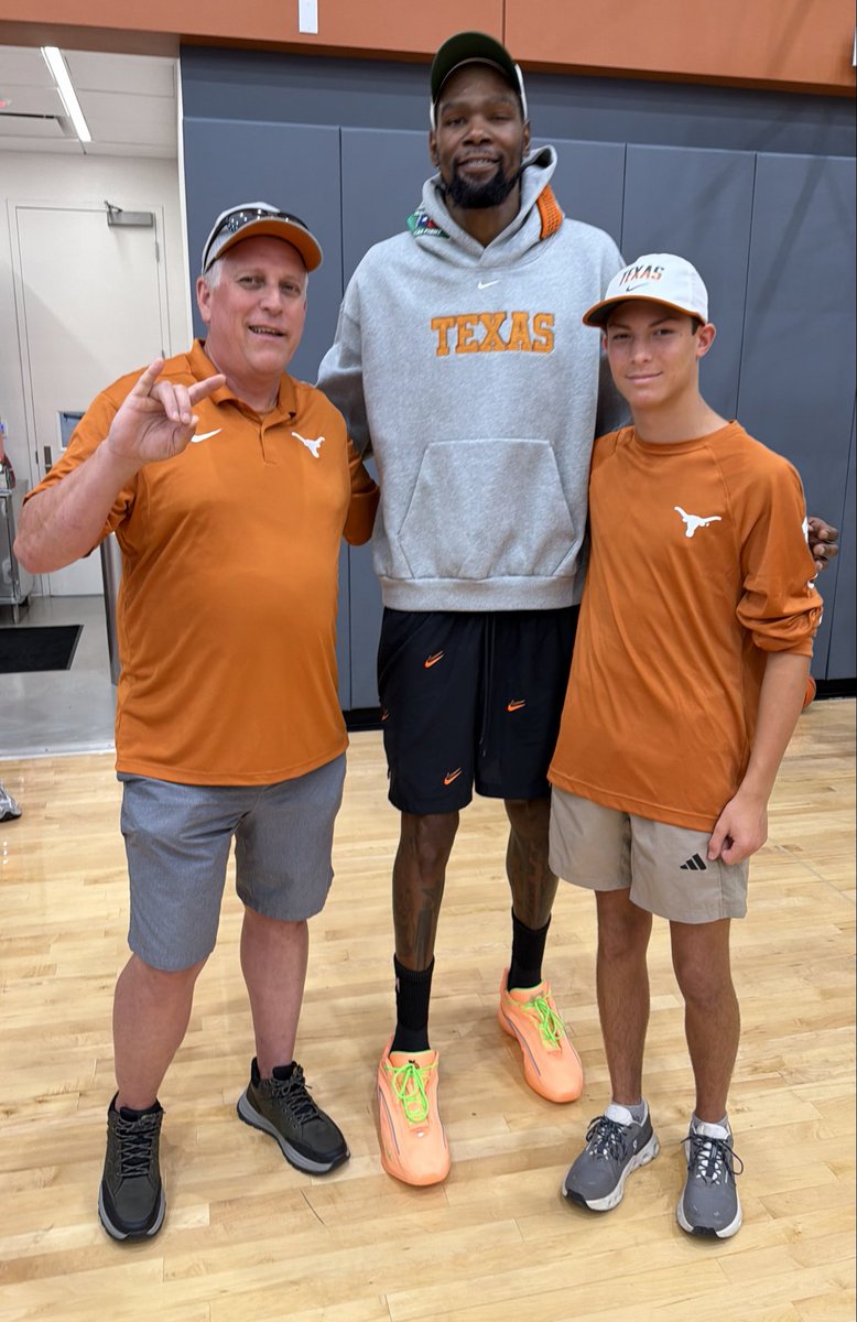 ALSoStarz's tweet photo. An Honor &amp; Pleasure to meet Lifetime Longhorn &amp; current Houston Rocket  @KDTrey5 at @TexasWBB practice yesterday!  Go Rockets 🚀 &amp; Hook’em! 🤘 https://t.co/mNKDWaXzFZ
