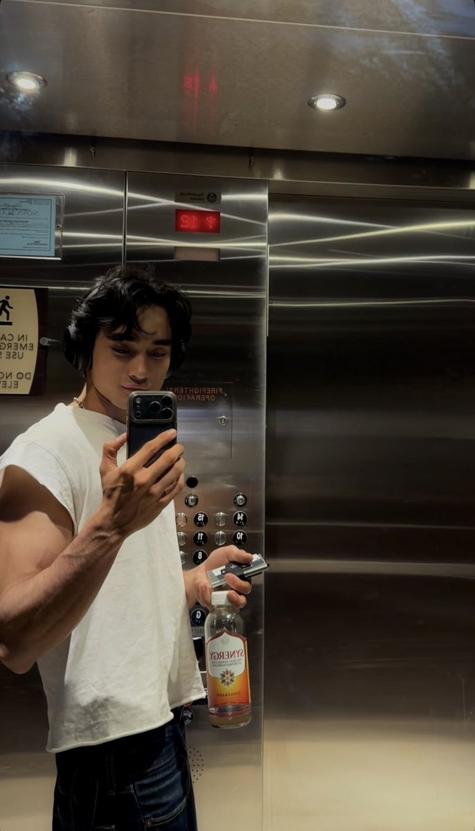 ourhazelhook's tweet photo. I wanna eat off those biceps 💪😋 https://t.co/LK7wlCHk8a