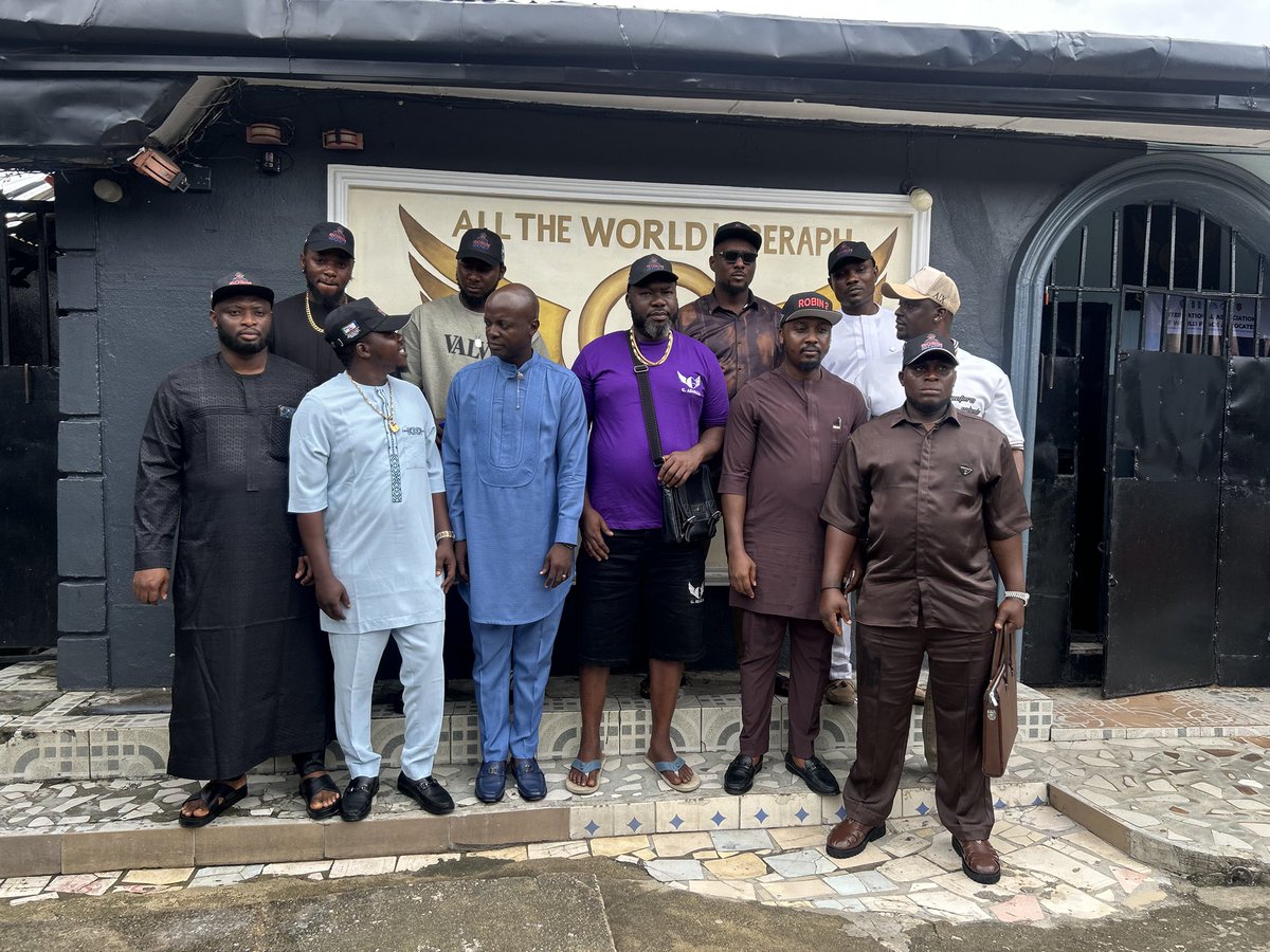 JoeKingrobin's tweet photo. Today, my campaign team paid a visit to one of our strongholds, our supper @Gabrielasabuja, the Dirty Water.
Thank you, sir, for granting us an audience and for your encouragement and support for youth participation in politics in Rivers State. The youth deserve to be actively involved in politics, not reduced to mere media aides.
Together, we are going to succeed.
NDC! Service to the People.