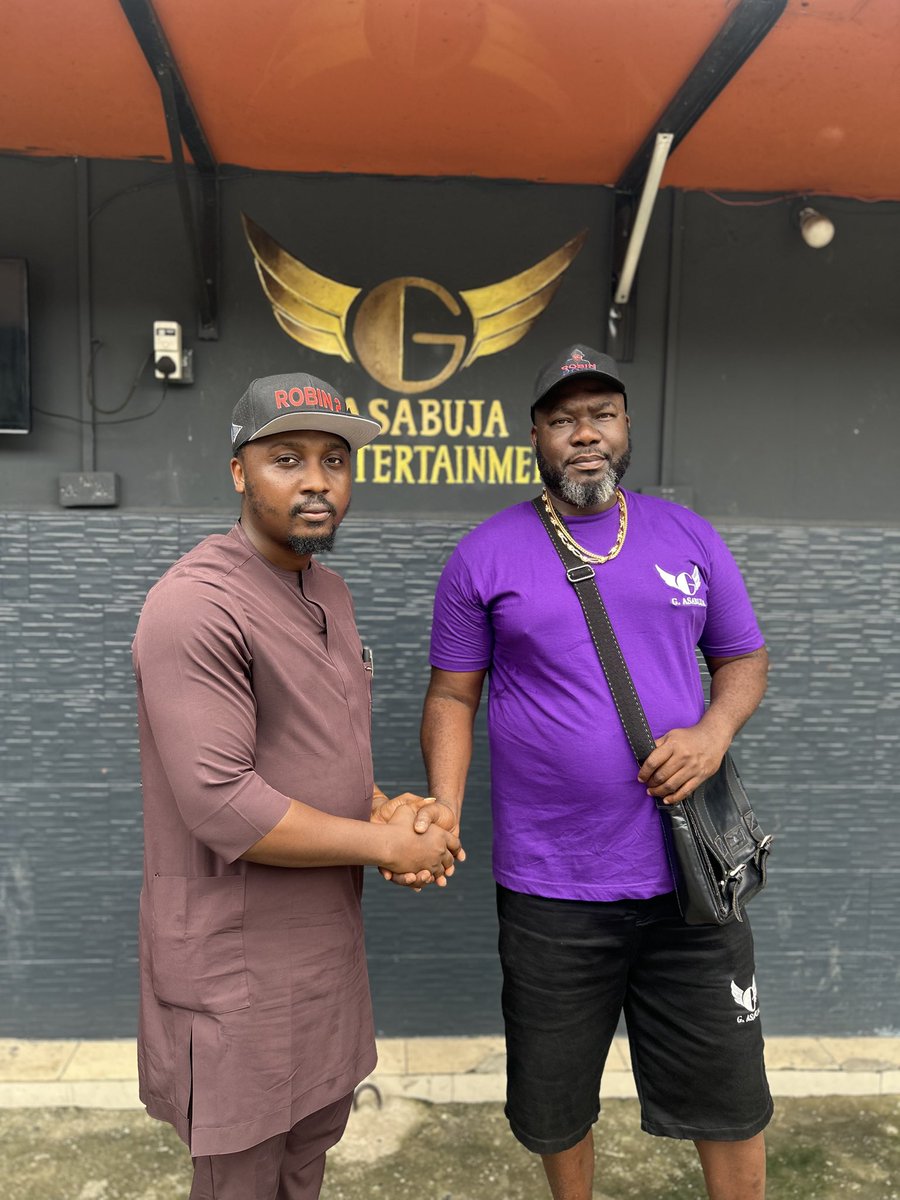 JoeKingrobin's tweet photo. Today, my campaign team paid a visit to one of our strongholds, our supper @Gabrielasabuja, the Dirty Water.
Thank you, sir, for granting us an audience and for your encouragement and support for youth participation in politics in Rivers State. The youth deserve to be actively involved in politics, not reduced to mere media aides.
Together, we are going to succeed.
NDC! Service to the People.