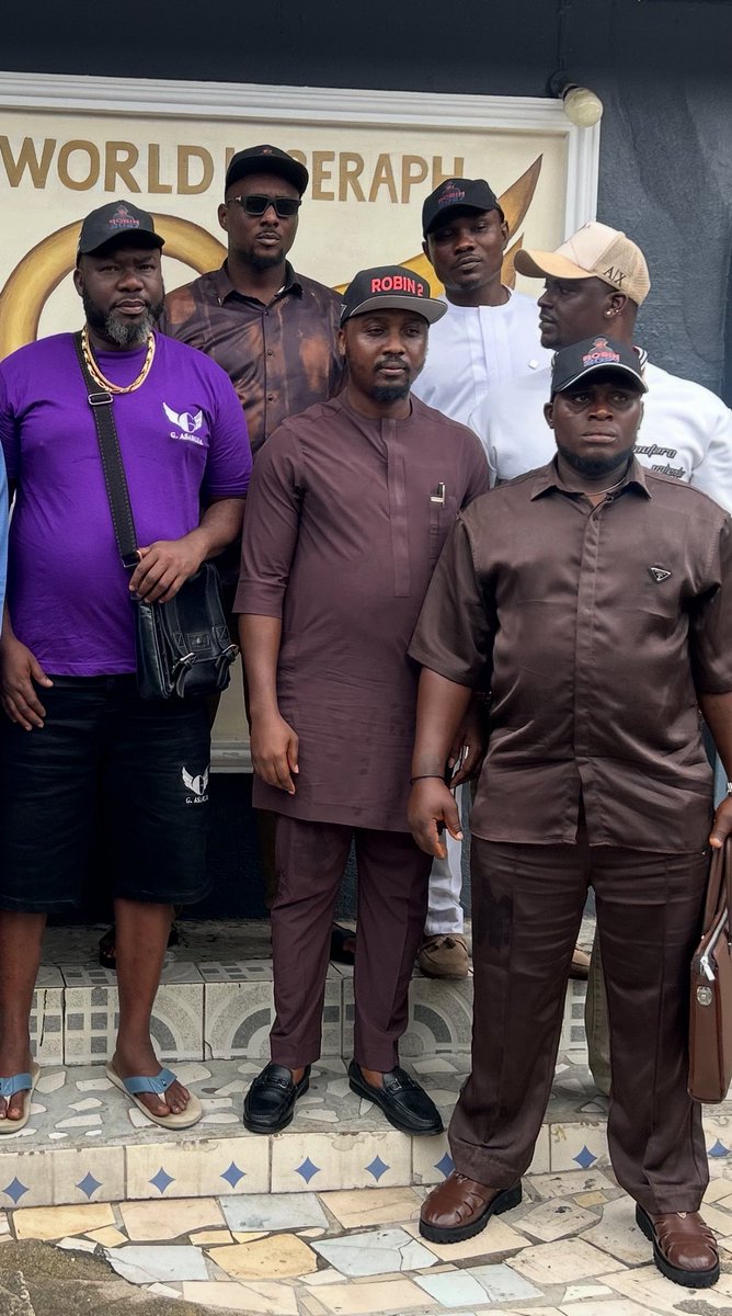 JoeKingrobin's tweet photo. Today, my campaign team paid a visit to one of our strongholds, our supper @Gabrielasabuja, the Dirty Water.
Thank you, sir, for granting us an audience and for your encouragement and support for youth participation in politics in Rivers State. The youth deserve to be actively involved in politics, not reduced to mere media aides.
Together, we are going to succeed.
NDC! Service to the People.