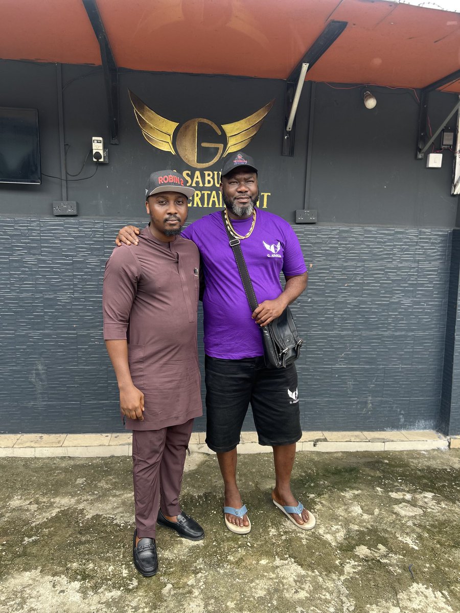 JoeKingrobin's tweet photo. Today, my campaign team paid a visit to one of our strongholds, our supper @Gabrielasabuja, the Dirty Water.
Thank you, sir, for granting us an audience and for your encouragement and support for youth participation in politics in Rivers State. The youth deserve to be actively involved in politics, not reduced to mere media aides.
Together, we are going to succeed.
NDC! Service to the People.