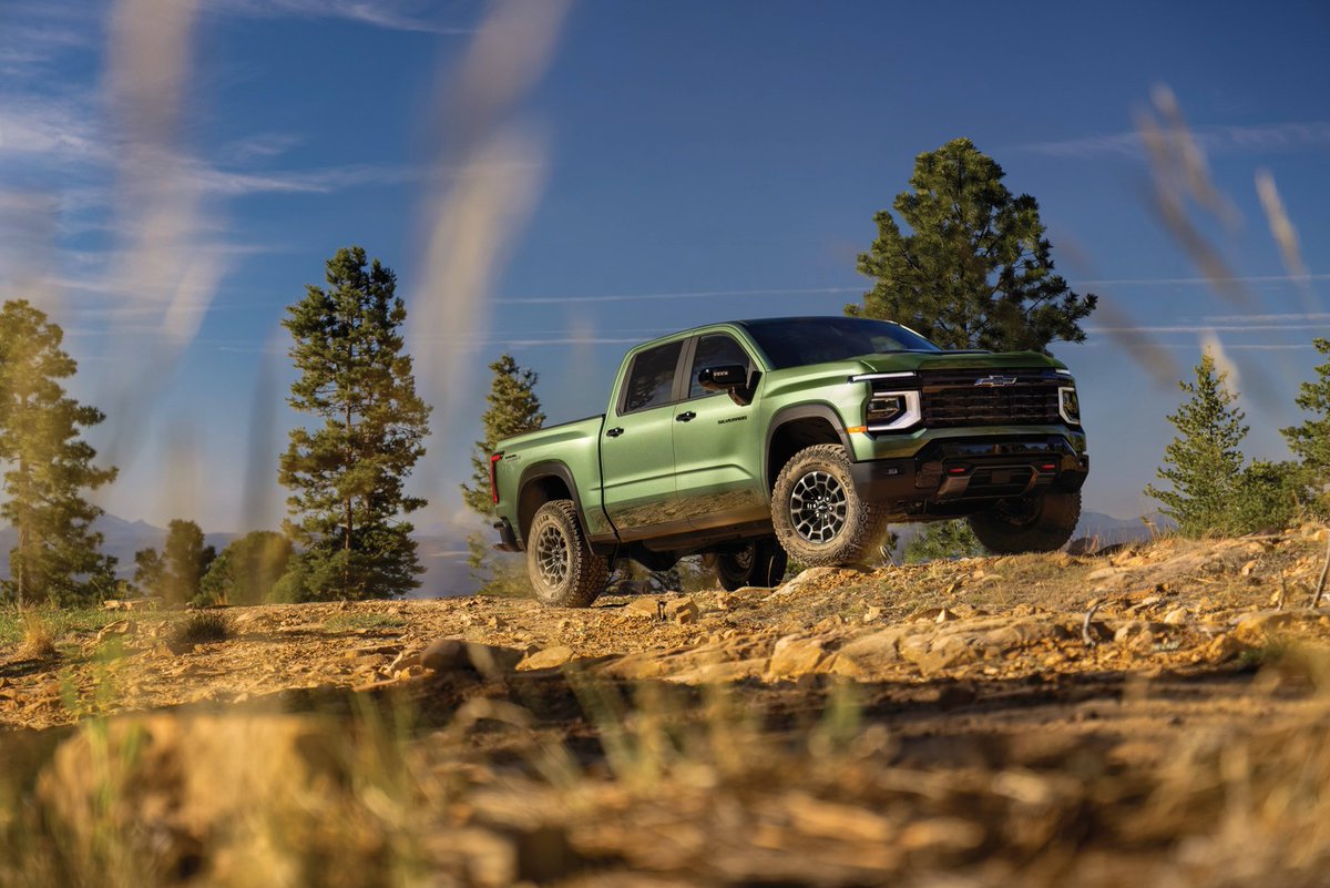 DungPaparelli's tweet photo. Get ready for the 2027 Chevy Silverado 1500: a bold redesign, stronger V8 engines, a smooth 10-speed transmission, Super Cruise towing capability, and a massive 16. 3-inch touchscreen. https://t.co/QK1BwqOQo0