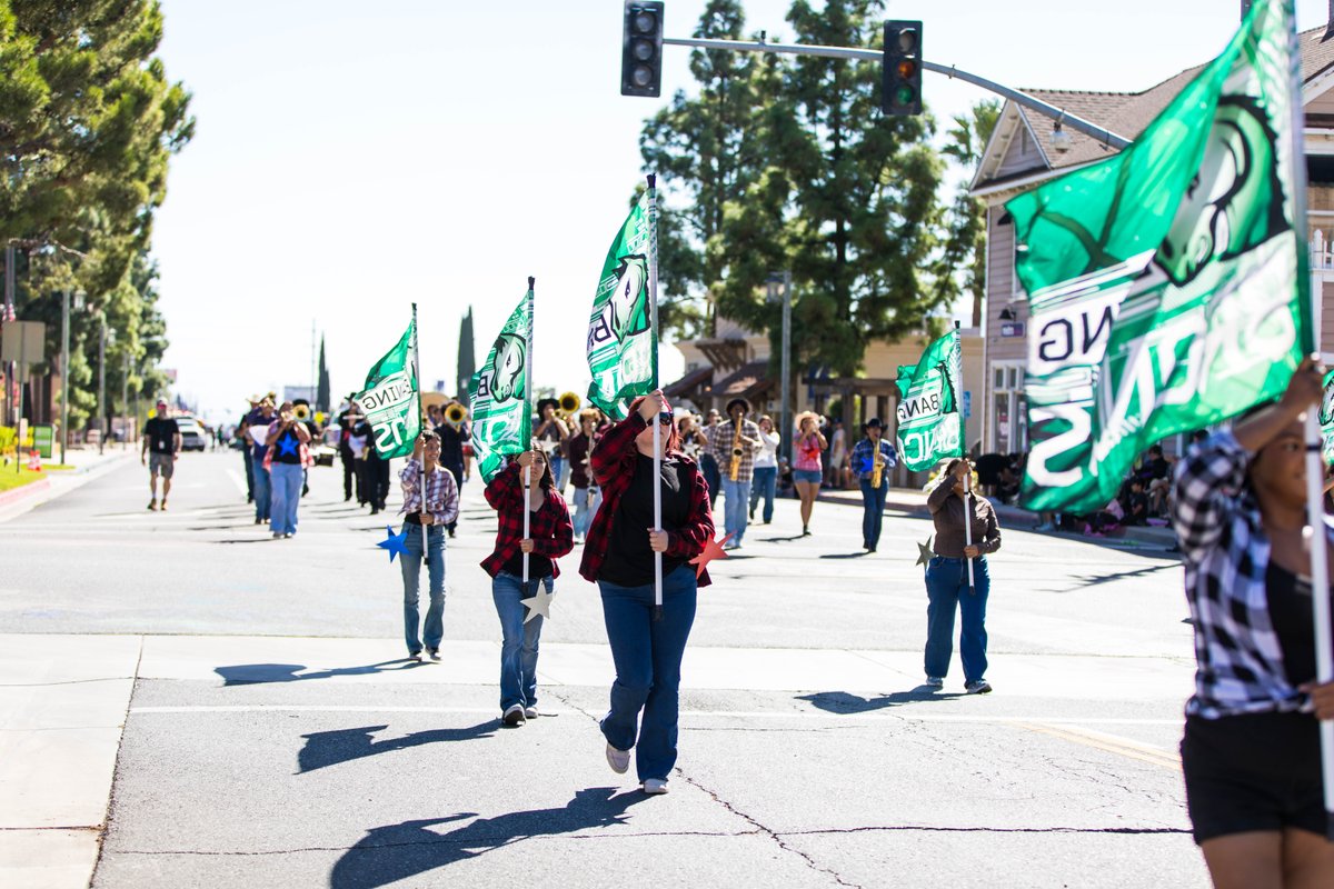 BanningUSD's tweet photo. 🐎 Banning USD showed up for the Stagecoach Days Parade! 💚💛
Students, staff, athletics, performing arts, Cadet Corps and schools from across the District came together to represent Banning USD along Ramsey Street. Proud to be part of the Banning community! #BanningUSD https://t.co/jT5o5zzK1b