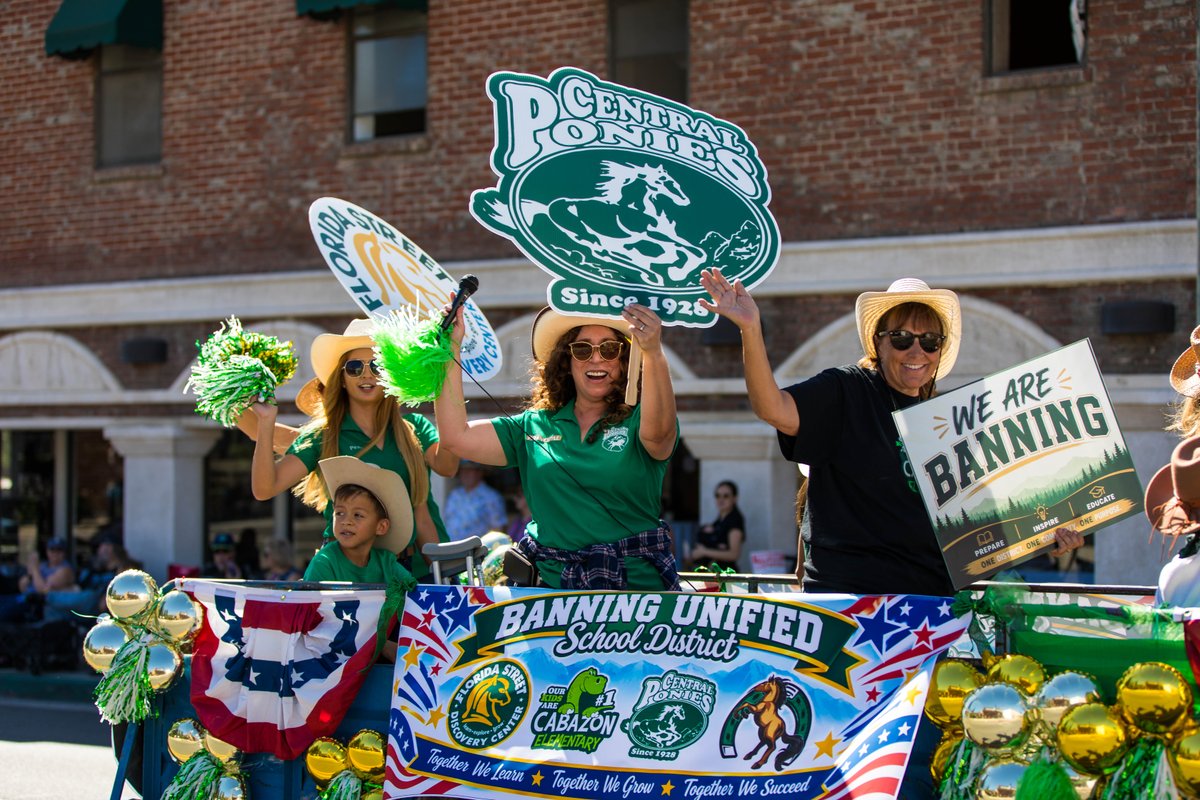 BanningUSD's tweet photo. 🐎 Banning USD showed up for the Stagecoach Days Parade! 💚💛
Students, staff, athletics, performing arts, Cadet Corps and schools from across the District came together to represent Banning USD along Ramsey Street. Proud to be part of the Banning community! #BanningUSD https://t.co/jT5o5zzK1b