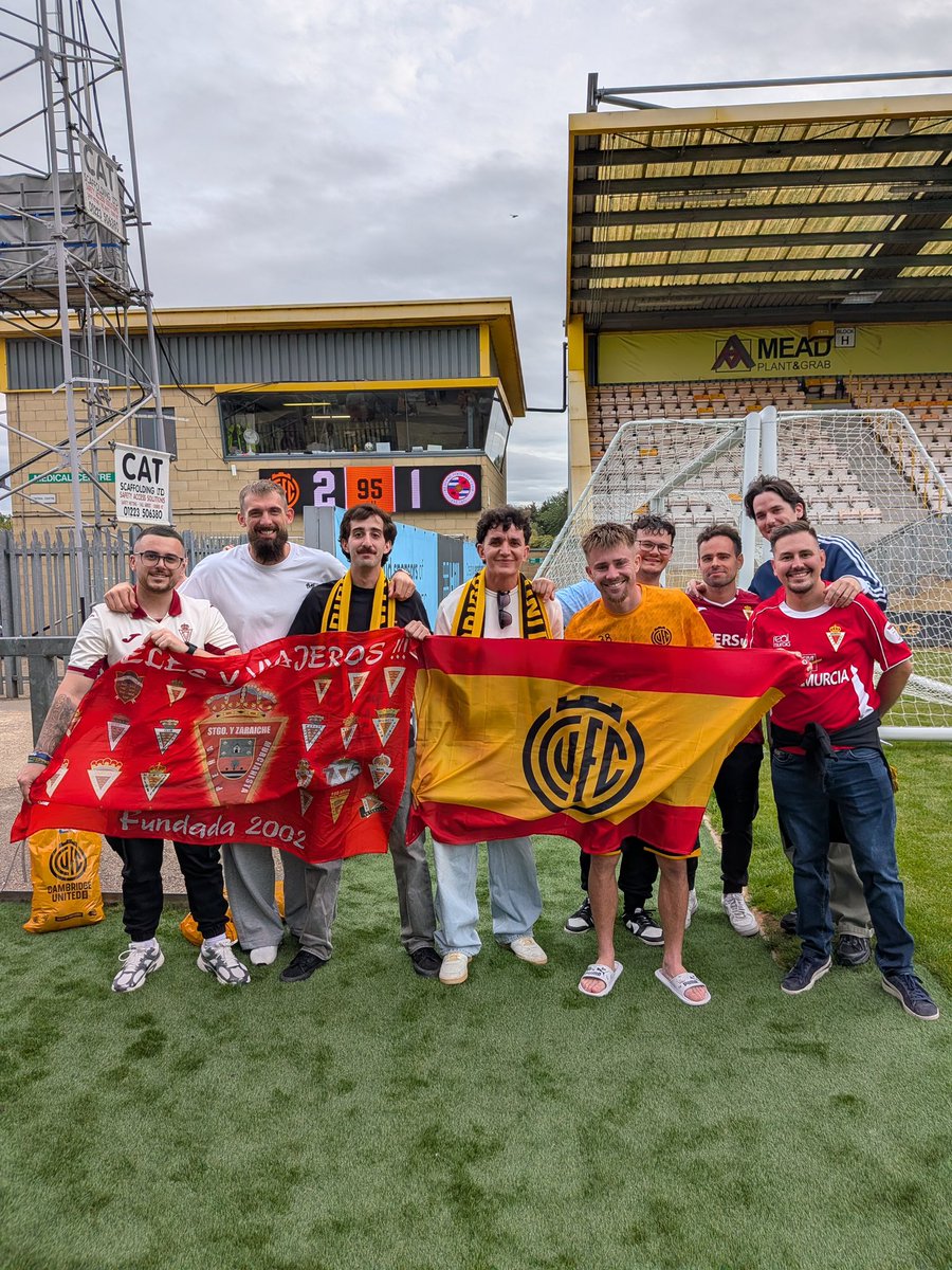 quinorealm's tweet photo. Viajas a Cambridge por una historia bastante peculiar. Conoces a 3 chavales en NC en verano que van a comprar 3 camisetas de Ben Knight, ahora en Cambridge Utd.

Viajas, te tratan de 10 y remontada.
Te echas la foto con Ben… y aparece SAVELJICH @realmurciacfsad @CambridgeUtdFC https://t.co/JKgJ4xxMMP