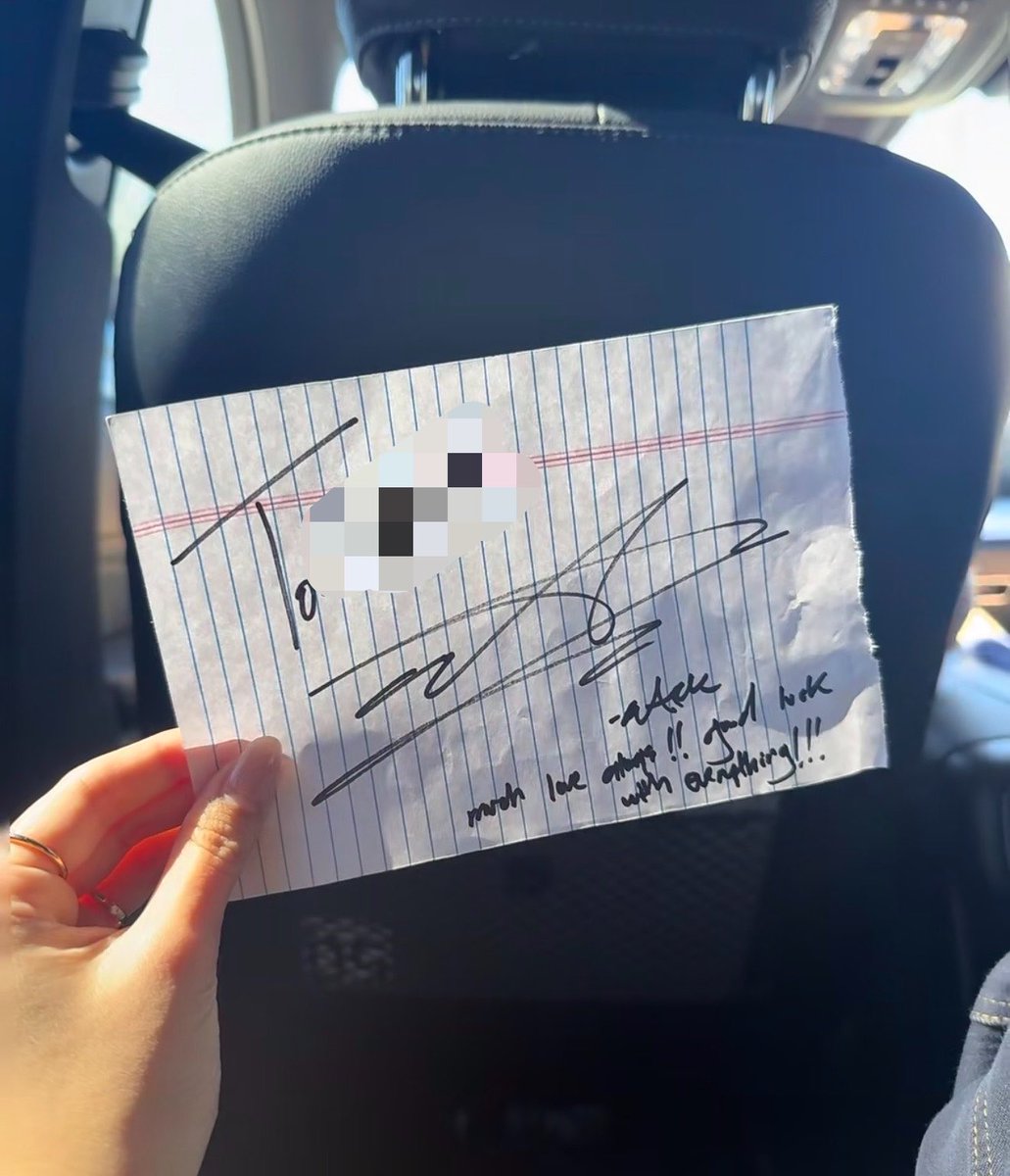 mcouverr's tweet photo. OP meet mark lee when she has dinner
OP also said if mark look so relaxed and glowing, with a chubby cheeks🥹🤏🏻

Mark also give OP sign 🥺 omg he is so kind https://t.co/TeZQjQqjkM
