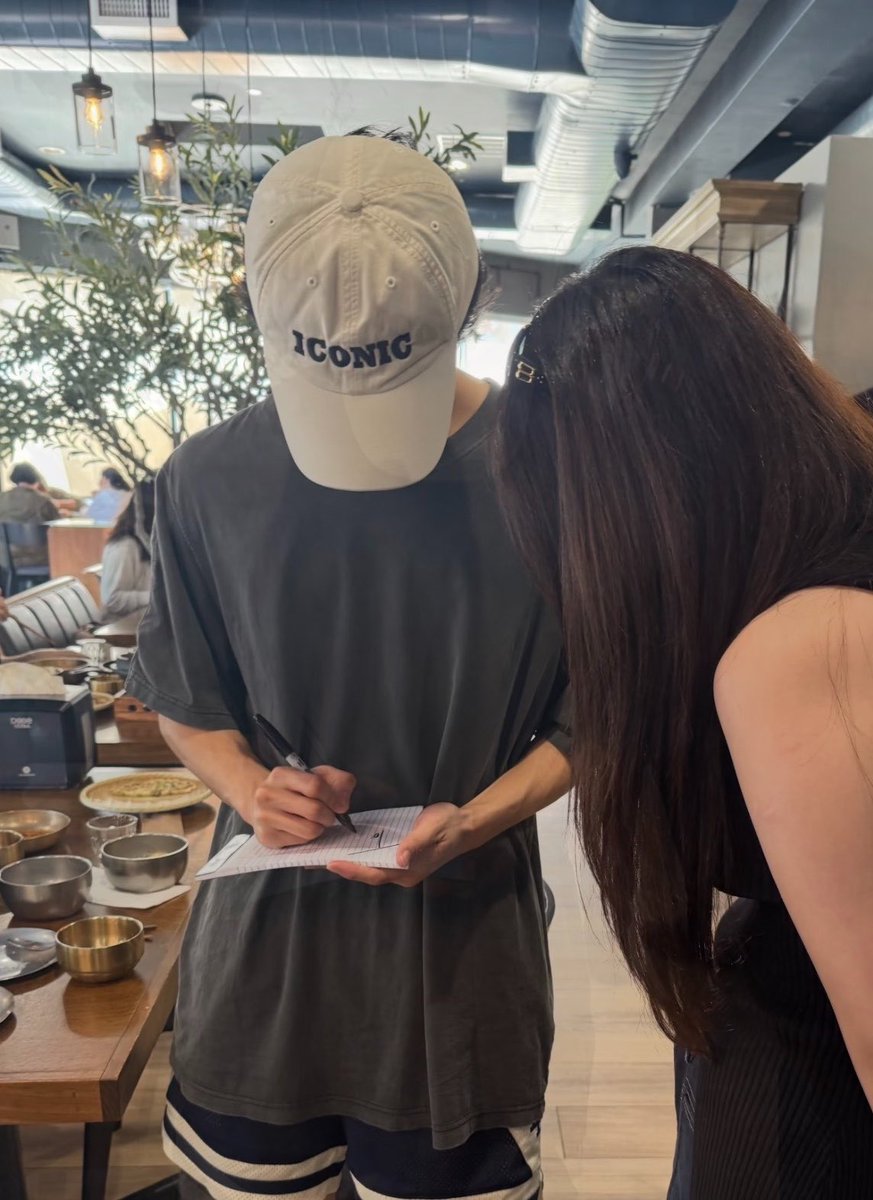 mcouverr's tweet photo. OP meet mark lee when she has dinner
OP also said if mark look so relaxed and glowing, with a chubby cheeks🥹🤏🏻

Mark also give OP sign 🥺 omg he is so kind https://t.co/TeZQjQqjkM