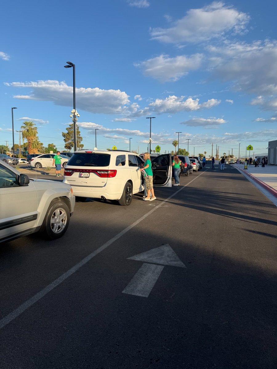 LauraDearingES's tweet photo. We love doing Car Line!!! https://t.co/fdtHWY7z43