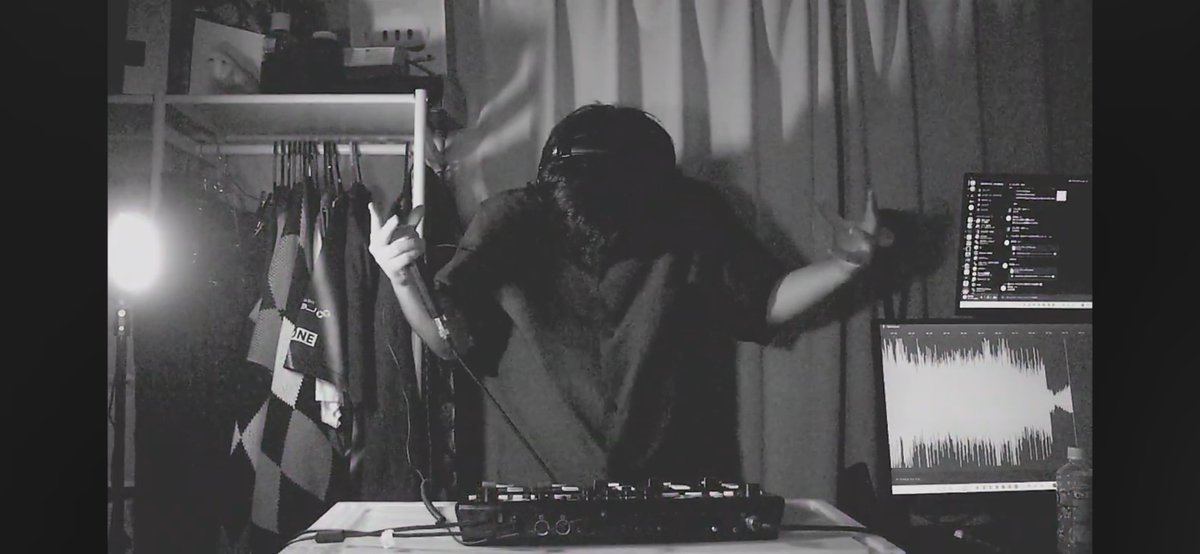 UTT_VRC's tweet photo. 【UNDER THE TREE出演者解禁】
No.3

こんごろにゃん/Loopstation

その場で音を入力し、奏波を自在に操りその場で音楽を作り上げてしまう。
オンラインバトルICLSCでは名だたる強豪を抑え、予選4位通過している実力派だ。
ビートボックスの進化系をその目に焼き付けろ。

#VRChat 
#VRChatイベント https://t.co/c0bMaVfiUS