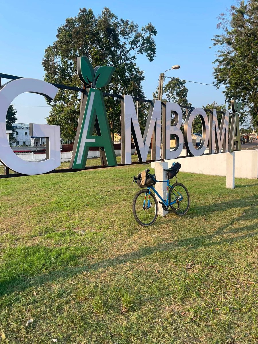 MiguelMasad's tweet photo. DAY 70 — Moembe - Gamboma 145 KM 🚴🏾‍♂️

J’ai parcouru 145 kilomètres aujourd’hui… mais ce n’est pas la distance que je retiendrai de cette journée.

Je retiendrai le regard d’un enfant.

Je me suis réveillé tôt, comme chaque matin, avec un objectif simple : atteindre Gamboma.

La route était difficile.

Des montées.
Des kilomètres de forêt.
La chaleur.
La fatigue.

Par moments, mes jambes voulaient s’arrêter.

Mais lorsque tu portes un message qui dépasse ta propre personne, tu apprends à continuer même lorsque ton corps te dit non.

Alors j’ai pédalé.

Kilomètre après kilomètre.

Et quelque part sur cette route, j’ai rencontré Fabrice.

Un petit garçon d’environ 8 ans.

Il m’a parlé de sa vie.

Chaque jour, il part chasser de petits animaux. Ensuite, il les vend au bord de la route pour aider sa famille.

Il vit avec les siens dans une petite maison faite de bois et de tôles, au milieu de la forêt.

Pas d’électricité.
Pas d’eau courante.
Pas de confort.

Et pourtant…

En quelques minutes passées avec lui, j’ai compris quelque chose.

Ce n’est pas toujours celui qui possède le plus qui est le plus riche.

Fabrice est jeune.

Mais il connaît déjà le travail.

Il connaît l’effort.
Il connaît la responsabilité.
Il connaît la résilience.

Et moi qui viens de parcourir des milliers de kilomètres à travers l’Afrique, j’ai réalisé que certaines des plus grandes leçons de mon voyage ne se trouvent dans aucune grande ville.

Elles se trouvent au bord des routes.

Dans un sourire.
Dans une poignée de main.
Dans le regard d’un enfant.

Fabrice ne connaît peut-être pas mon parcours.

Il ne sait peut-être pas ce que représentent 14 000 kilomètres et 17 pays.

Mais aujourd’hui, sans le savoir, il a ajouté du carburant à mon rêve.

Parce que je ne pédale pas uniquement pour arriver à Rabat.

Je pédale pour les enfants qui méritent de grandir dans un monde où la paix est possible se sentent en sécurité.

Je pédale pour montrer que l’Afrique n’est pas seulement ce que l’on voit dans les informations.

L’Afrique, c’est aussi Fabrice.
Une Afrique courageuse.
Une Afrique debout.
Une Afrique qui travaille.

Et tant que je pourrai encore tourner ces pédales, je continuerai à porter cette histoire de Goma jusqu’à Rabat.

Aujourd’hui, j’ai gagné une nouvelle étape.

Mais surtout, j’ai rencontré une raison de plus de continuer.

145 km aujourd’hui/14 000 km au total.
17 pays.
Un homme. Un vélo.
Un message:LA PAIX.

Fabrice, peut-être qu’un jour nos chemins se recroiseront. Et ce jour-là, j’espère pouvoir te raconter jusqu’où ce vélo m’a emmené.

De Goma à Rabat.
Pour la paix. Pour l’unité. Pour l’espoir. Pour l’Afrique. 🇨🇩❤️🌍