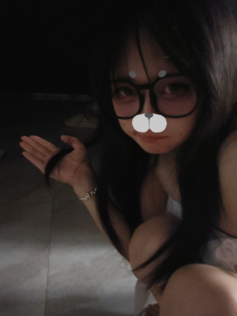 yaya1548's tweet photo. 你要是我主人就好了 我就这样样等你回家 https://t.co/tcN0uoAUqV